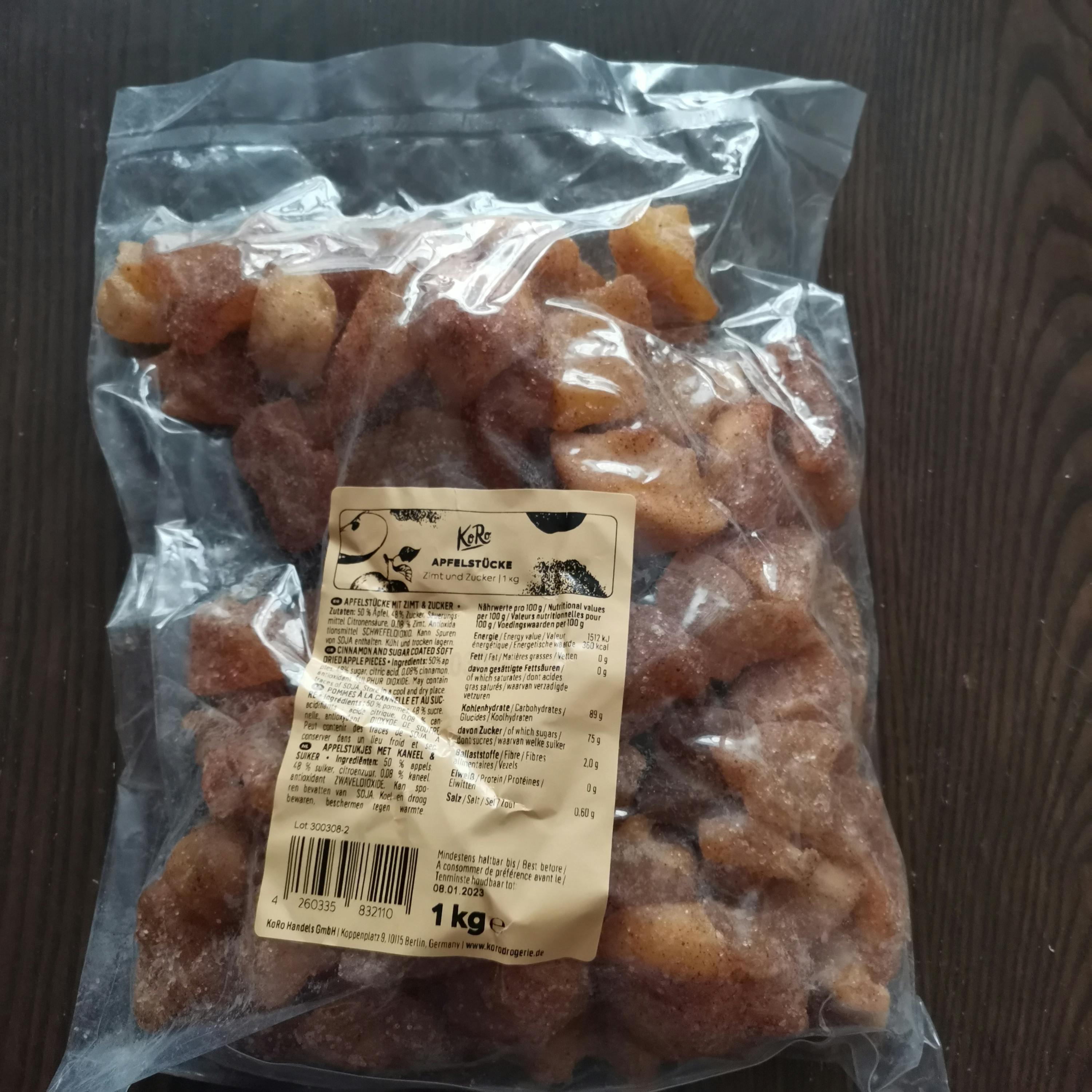 un sac en plastique contenant des pommes séchées est sur une table