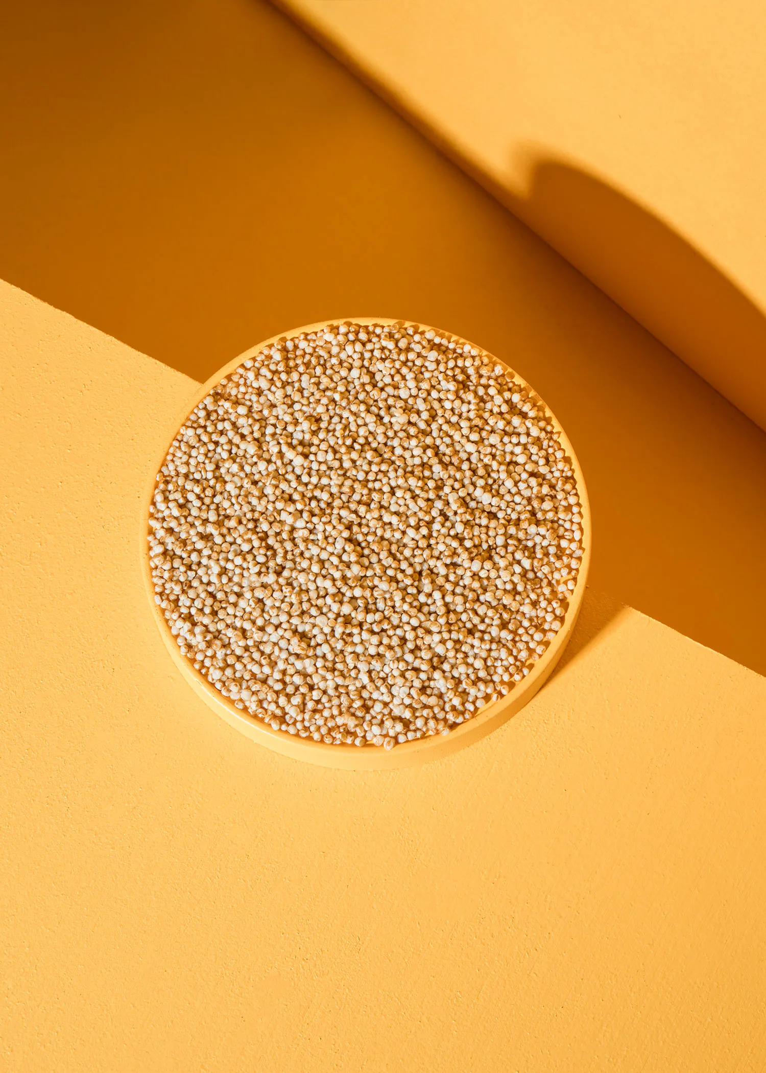 un cercle rempli de perles blanches sur fond jaune