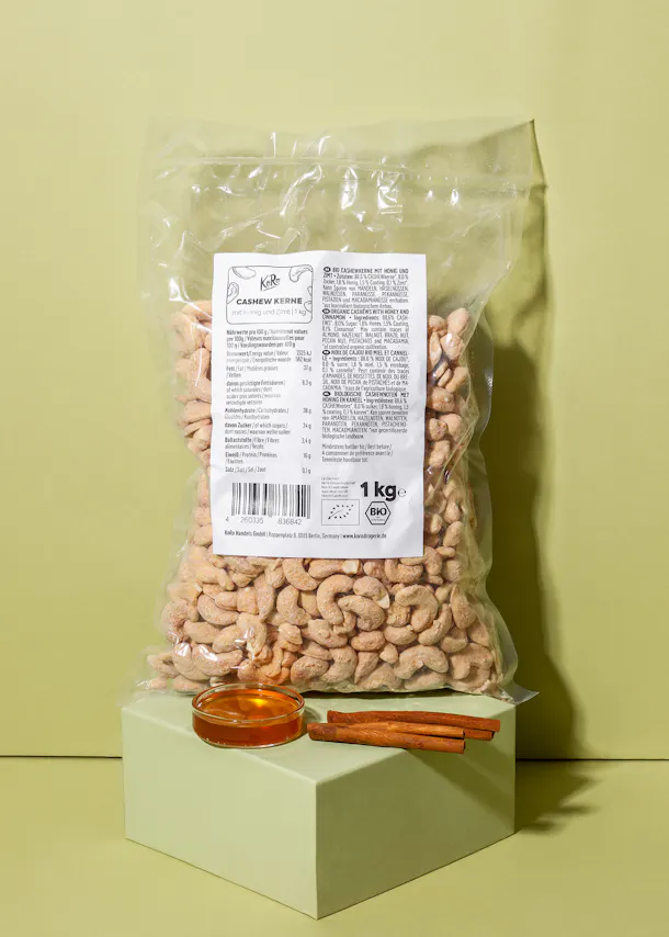 un sac de noix de cajou est posé sur une boîte verte