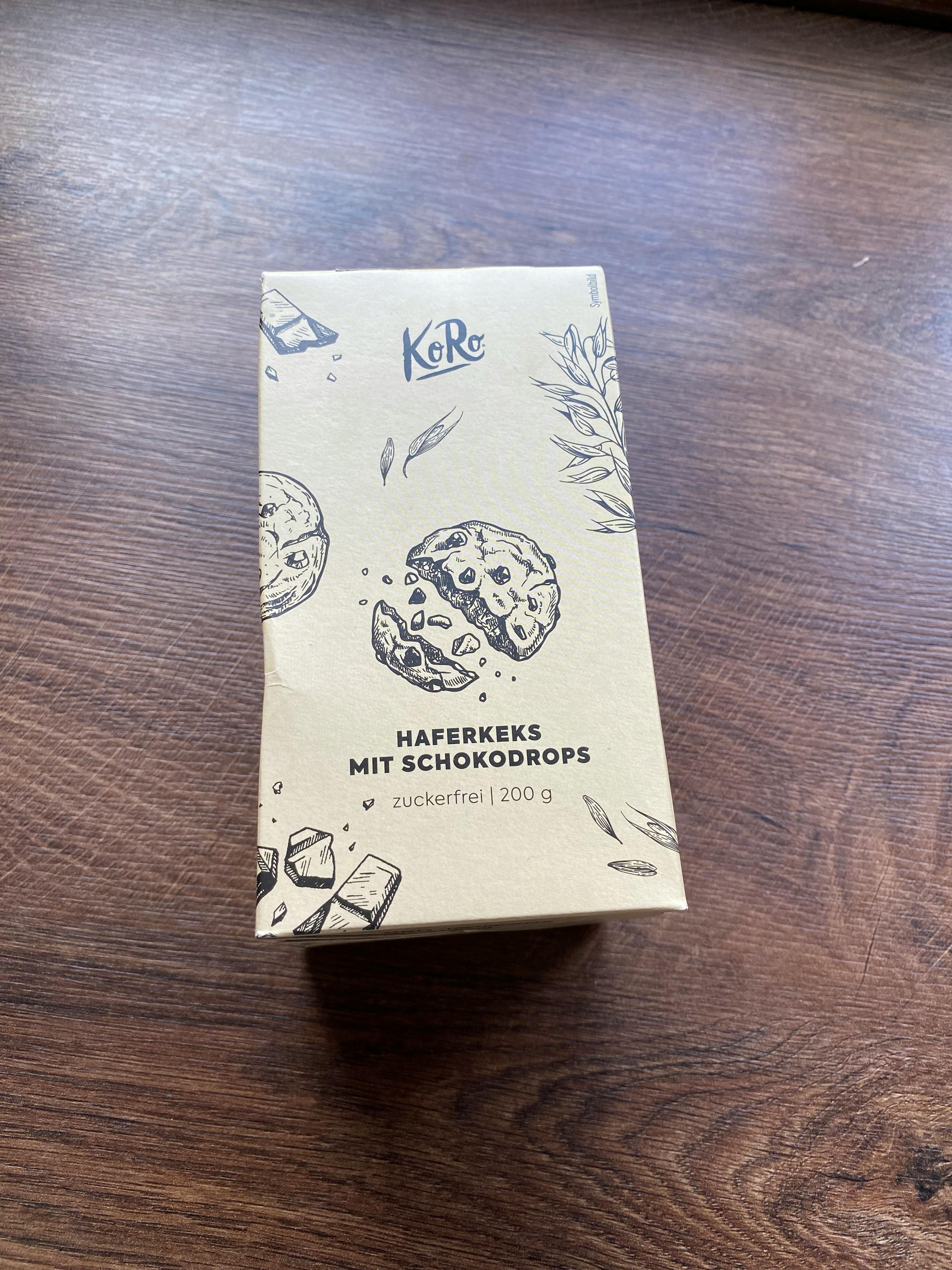 une boîte de biscuits aux flocons d' avoine avec des gouttes de chocolat est posée sur une table en bois