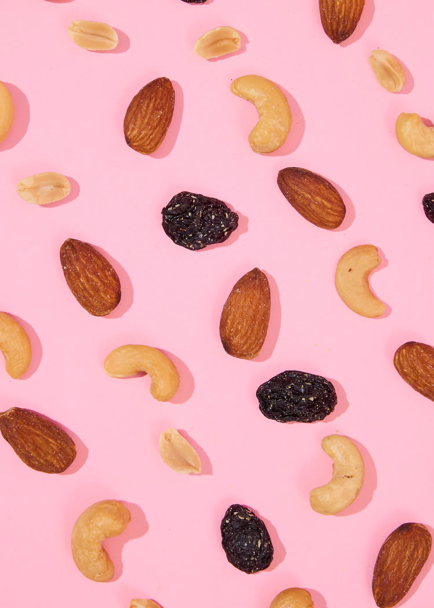 un motif de noix et de prunes sur fond rose