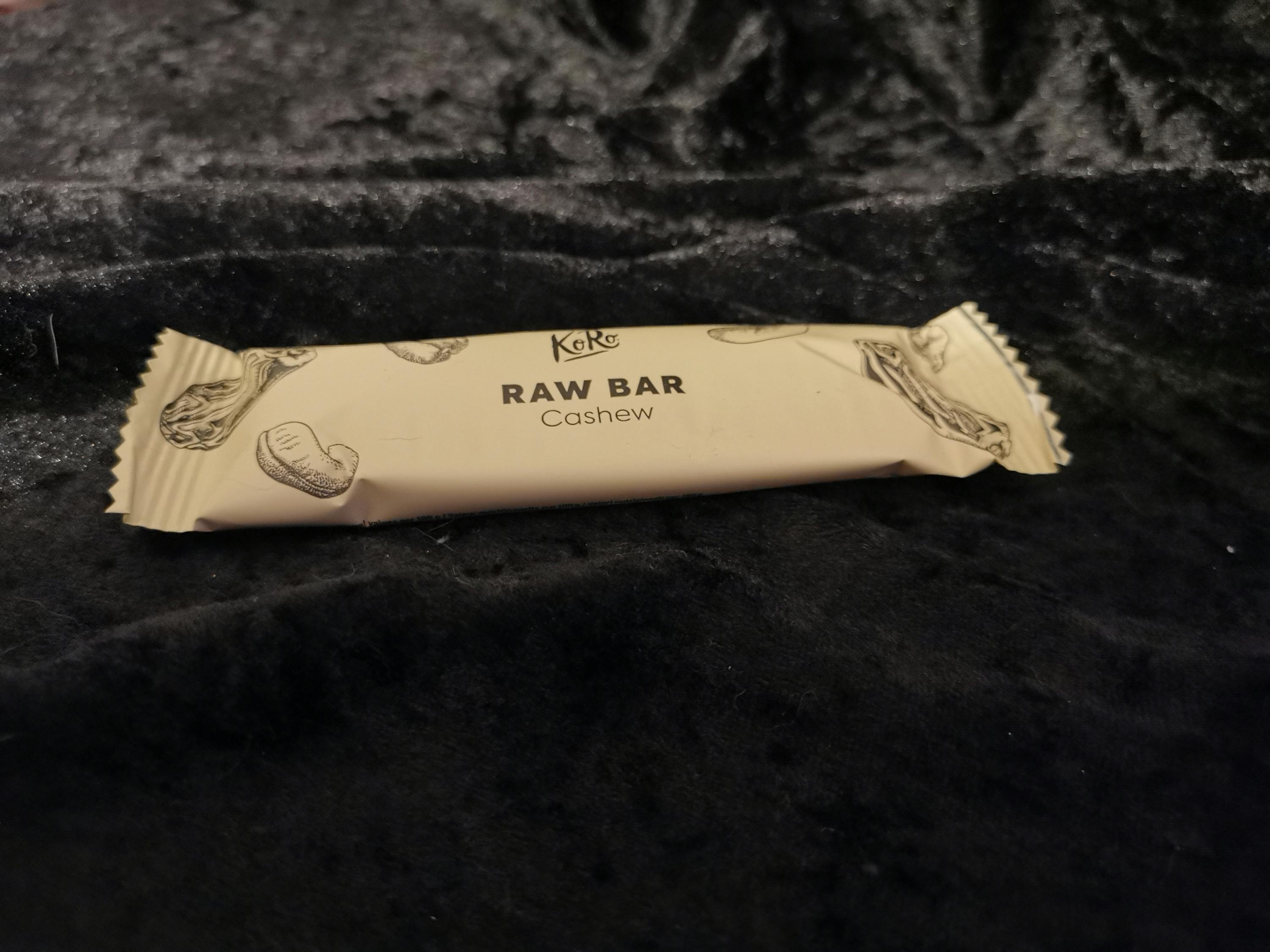 una barretta di cashew raw è seduta su un tavolo nero