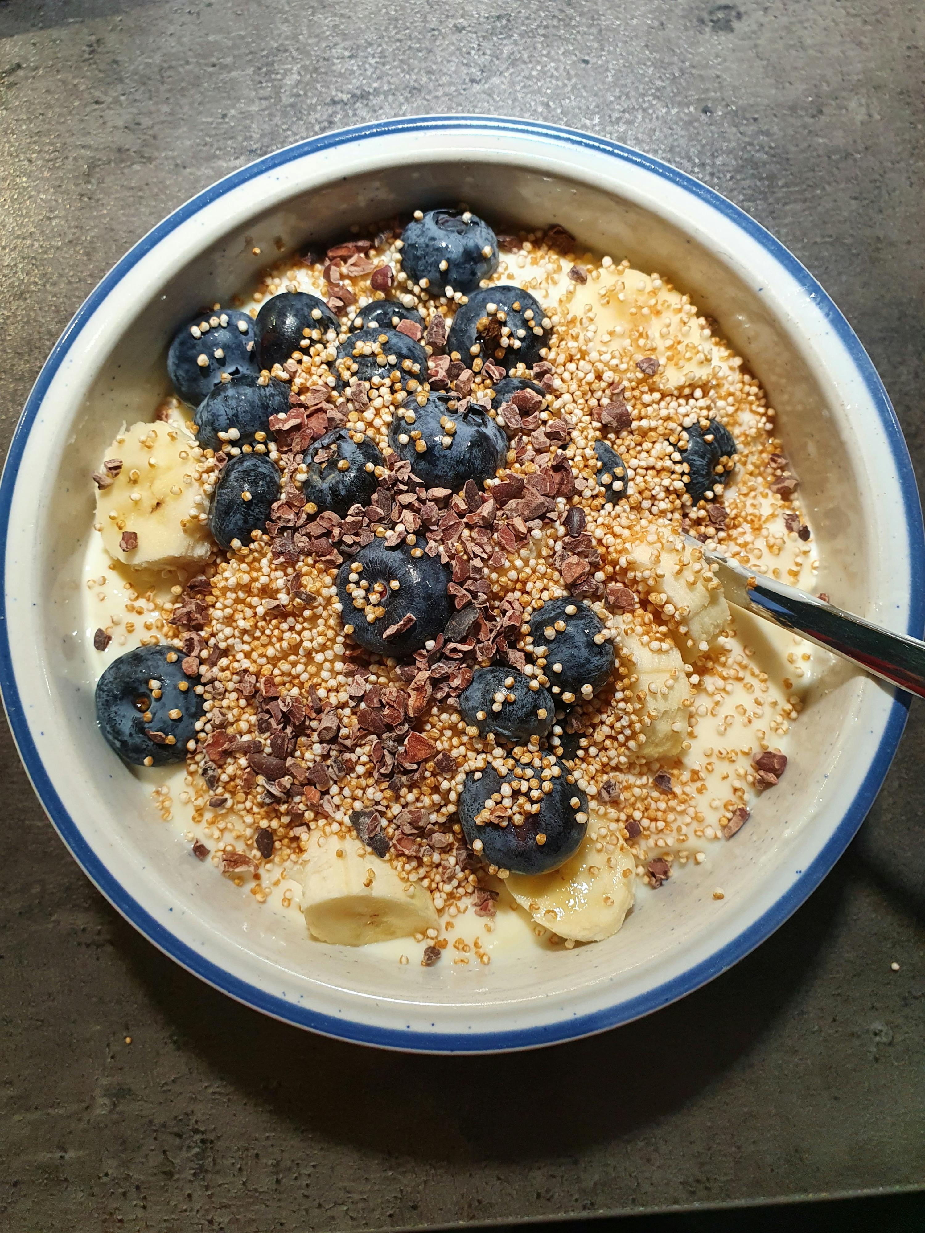 un bol de céréales avec des bananes et des myrtilles