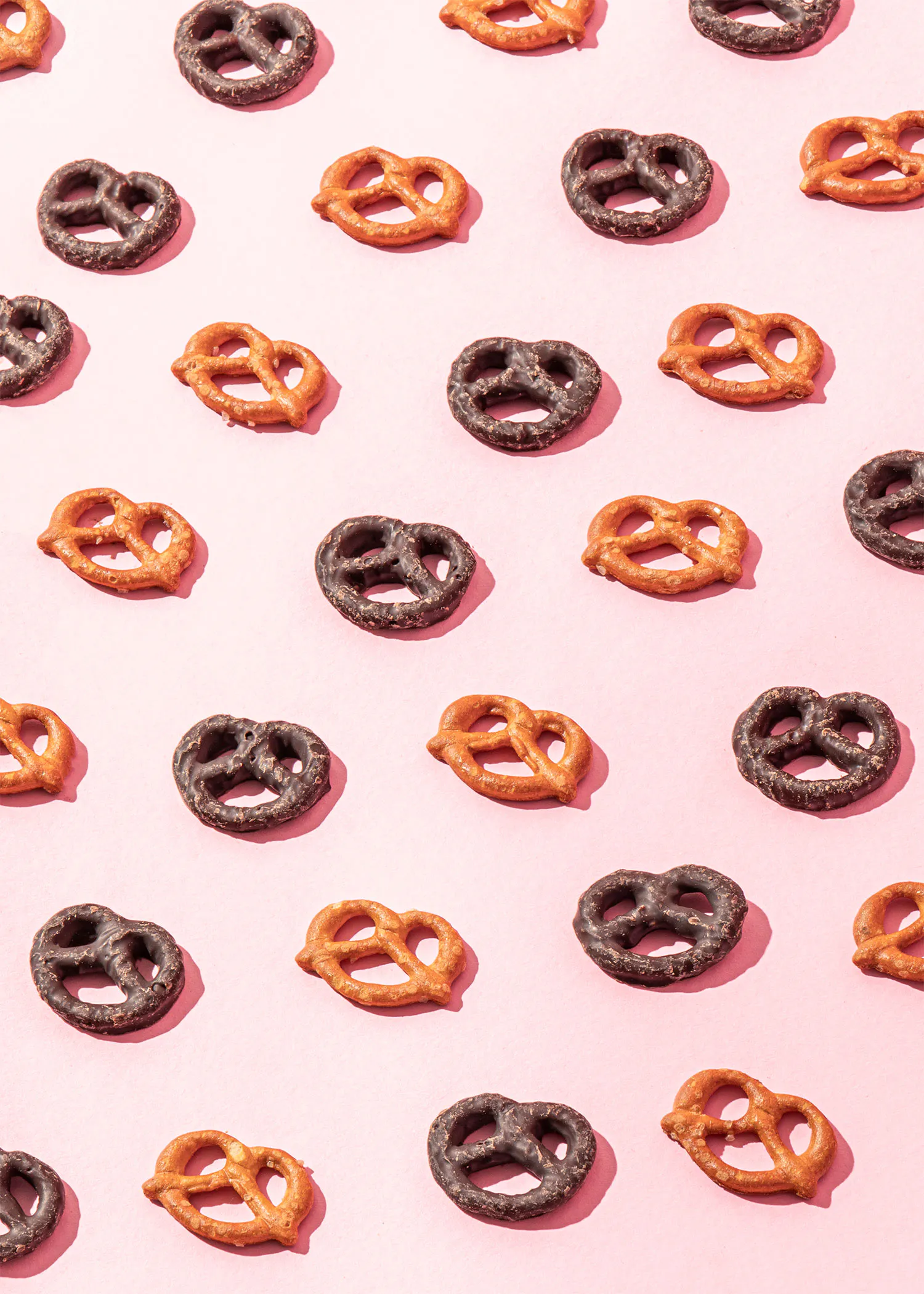 un motif de bretzels sur fond rose