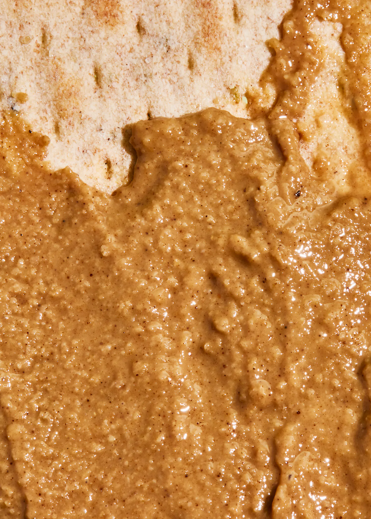 un morceau de pain est couvert de beurre d' arachide