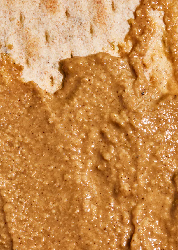 un morceau de pain est couvert de beurre d' arachide