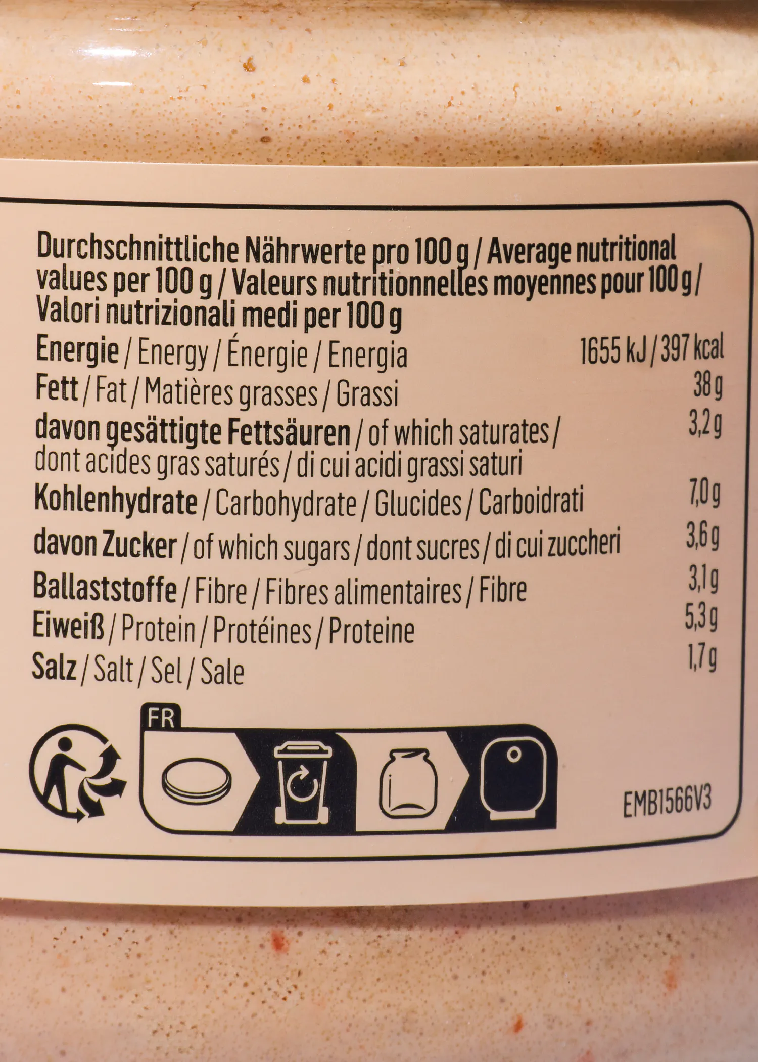 nährwerttabelle auf einem lebensmittelprodukt mit angaben zu energie, fett, kohlenhydraten, ballaststoffen, eiweiß und salz pro 100 gramm sowie entsorgungshinweisen für die verpackung.