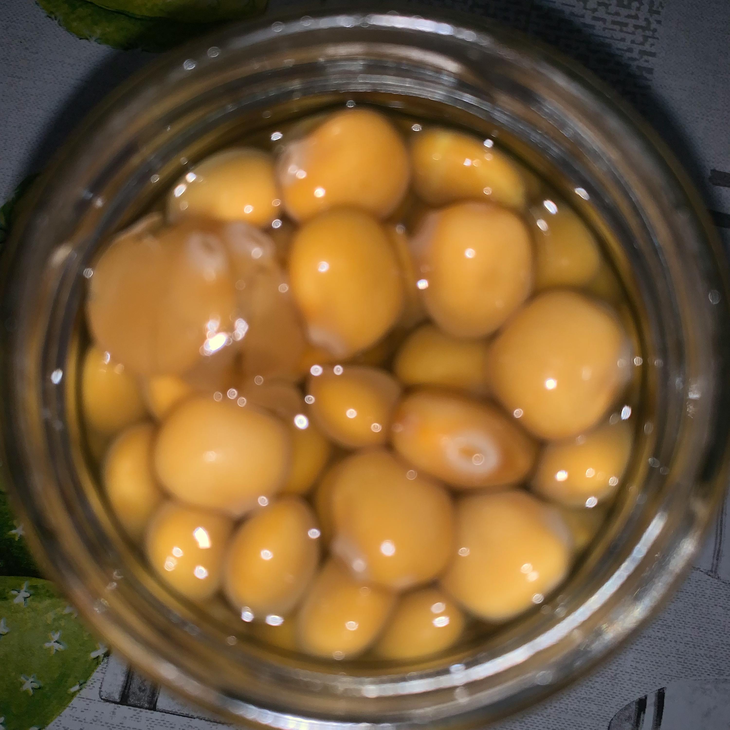 un gros plan d' un bocal rempli de haricots jaunes