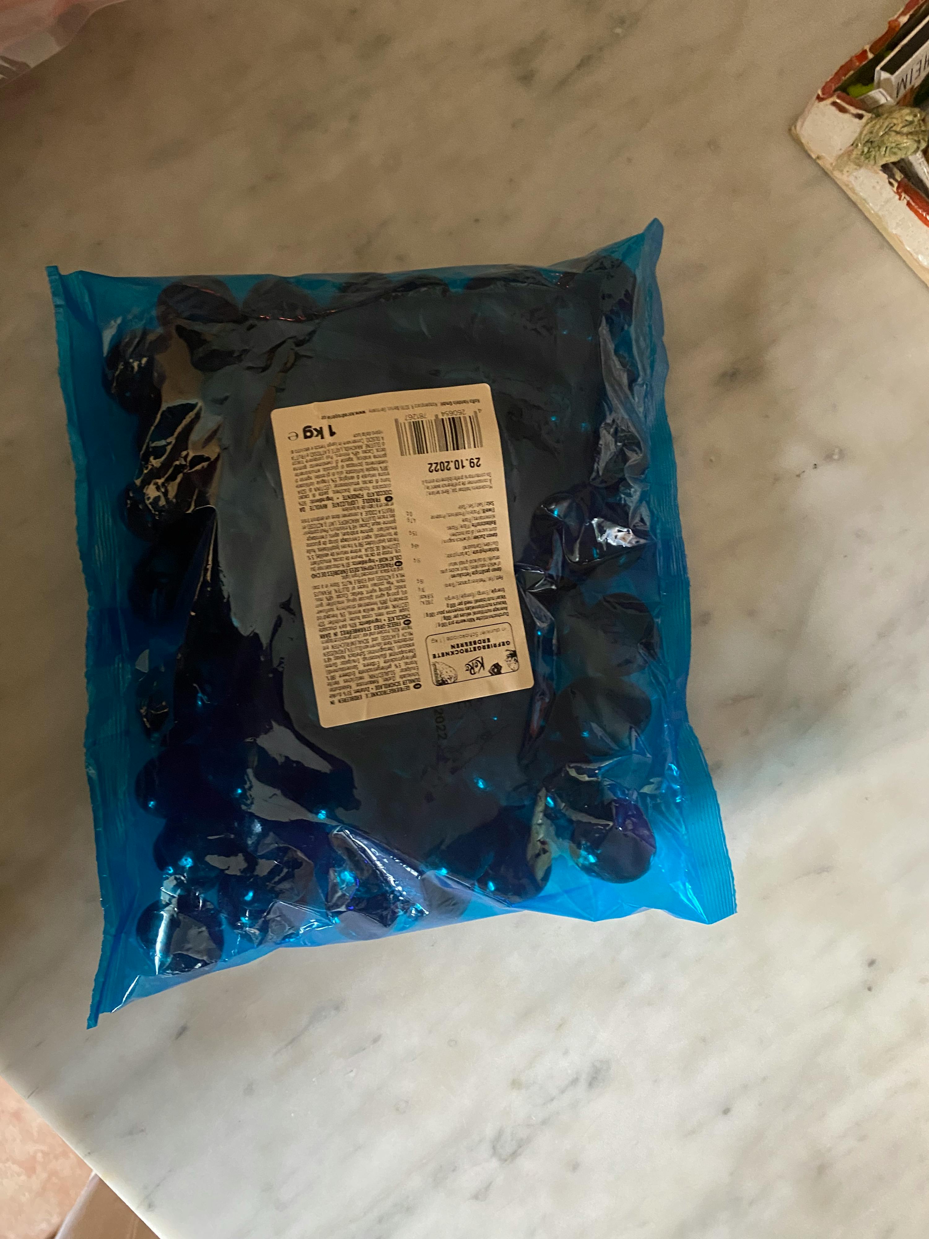 un sac de bonbons bleu avec une étiquette blanche