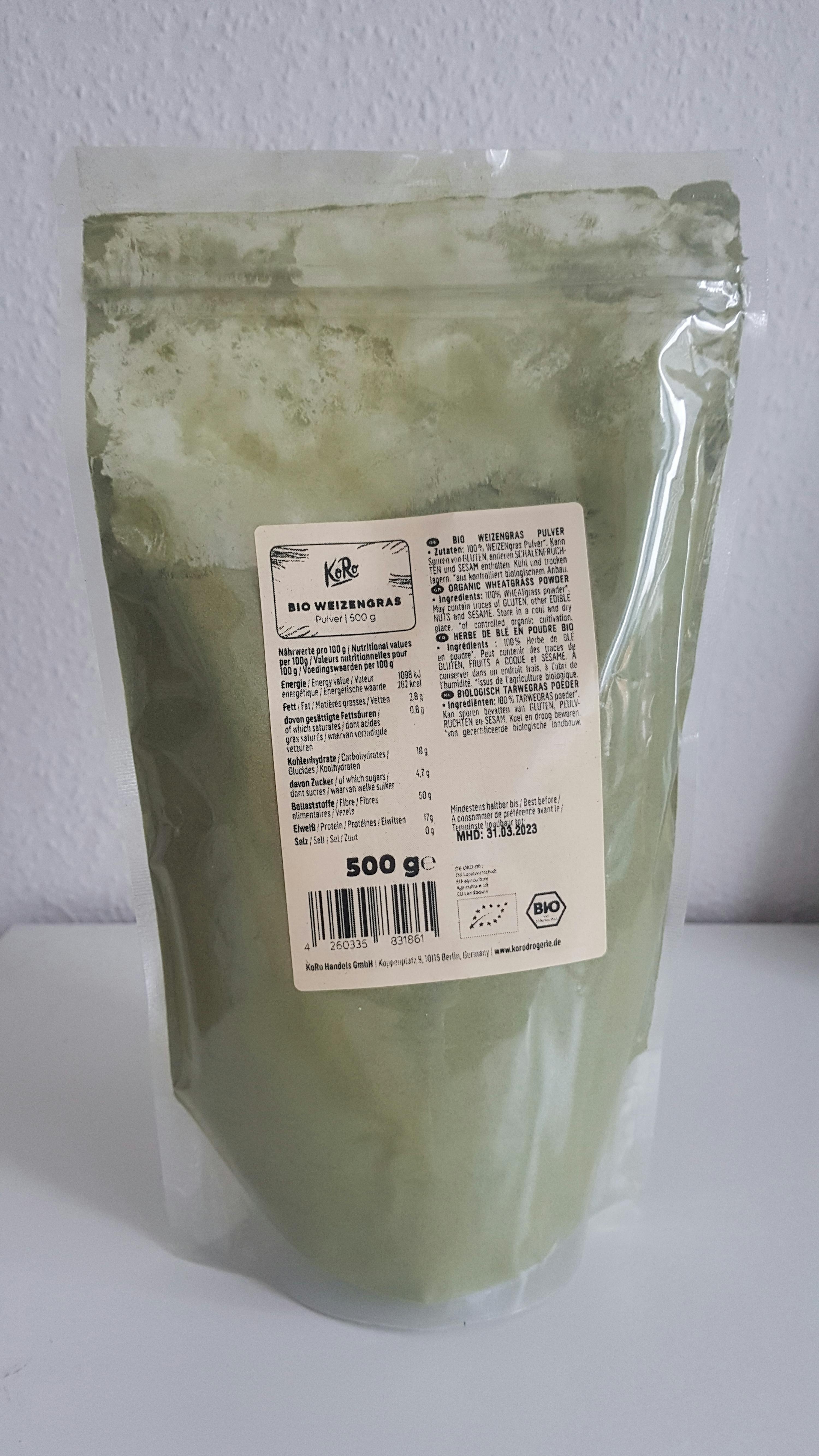 un sac en plastique vert avec une étiquette blanche sur le côté