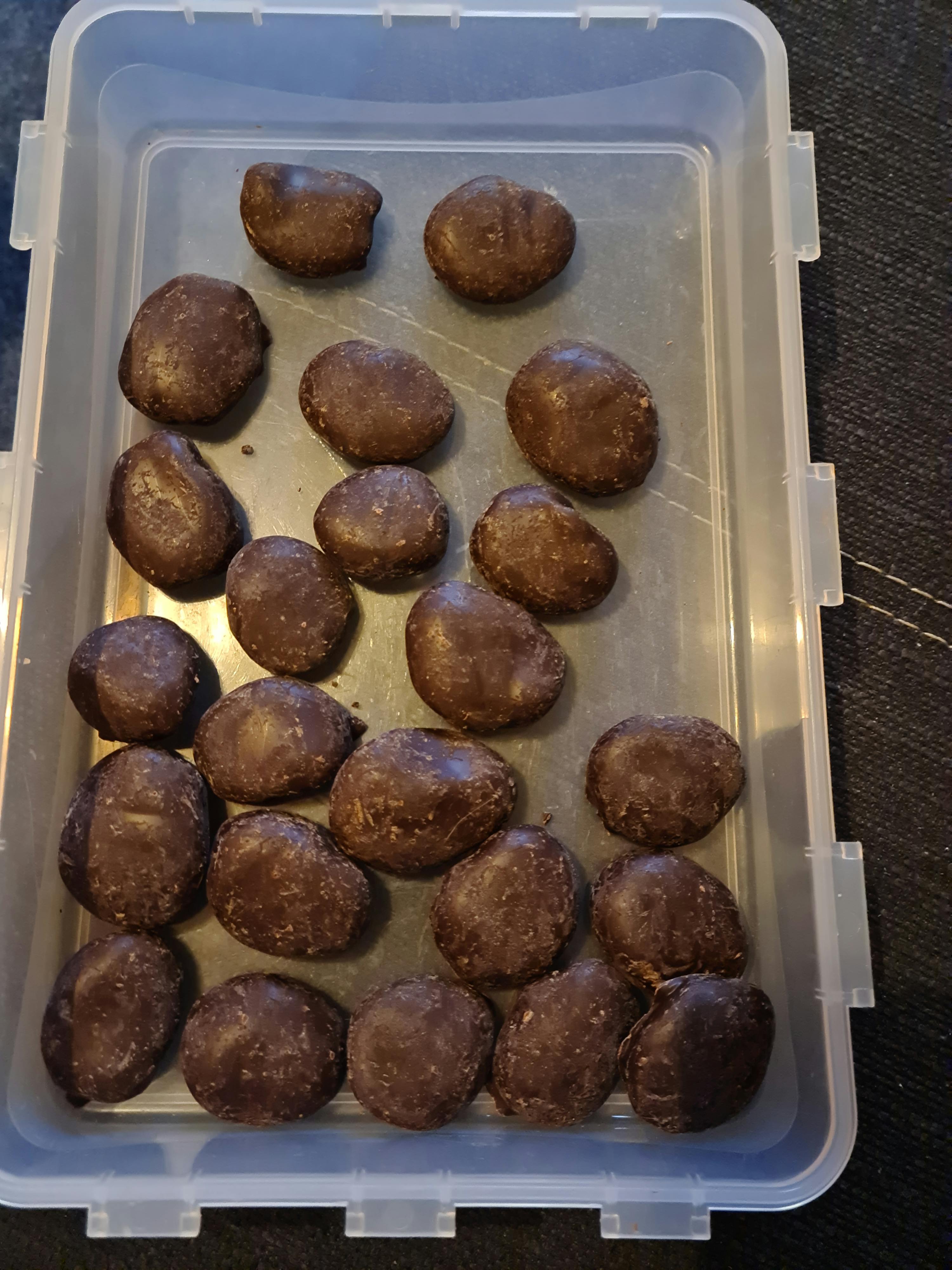 une boîte en plastique remplie d' œufs en chocolat