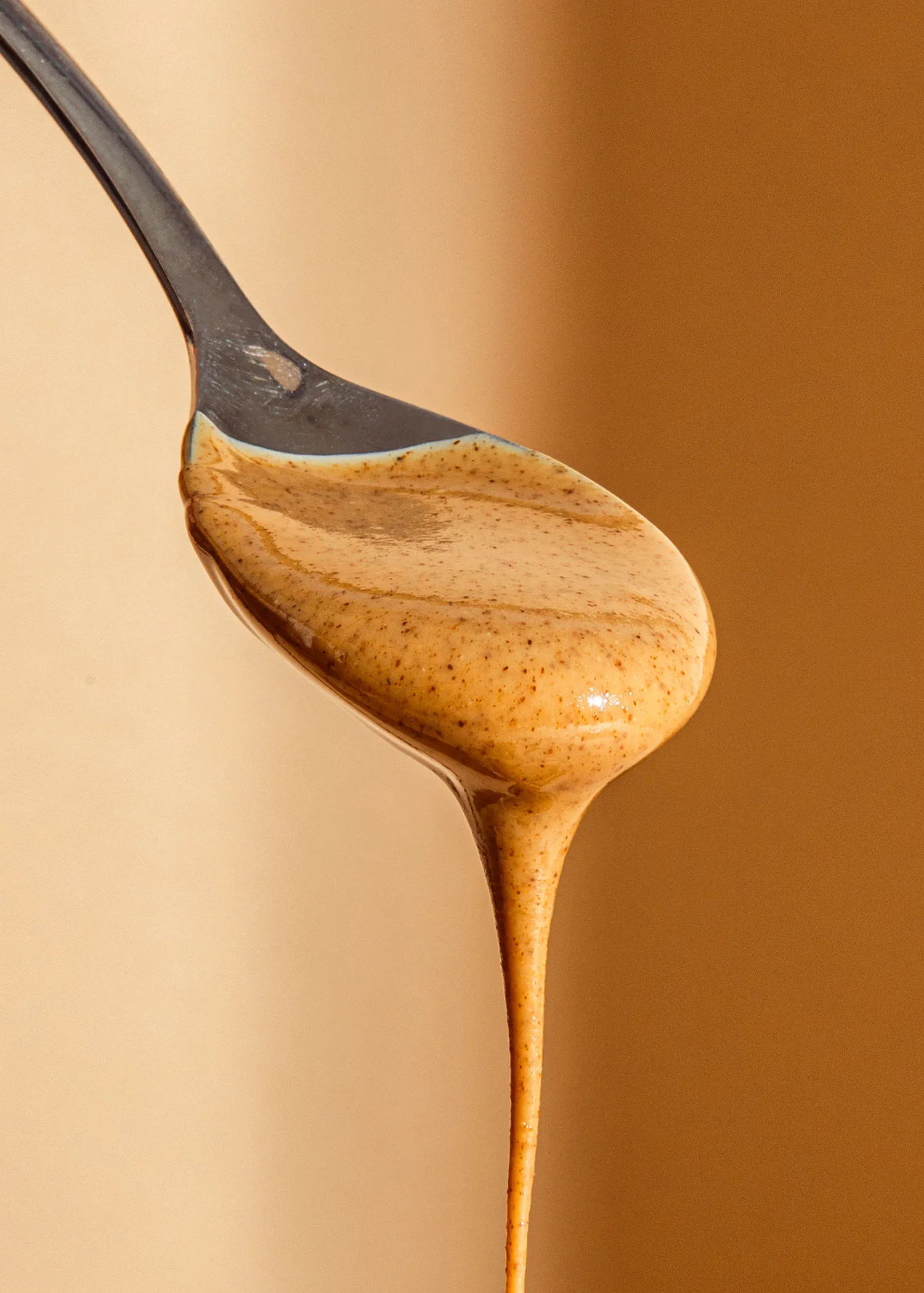 un gros plan d' une cuillère remplie de beurre d' arachide