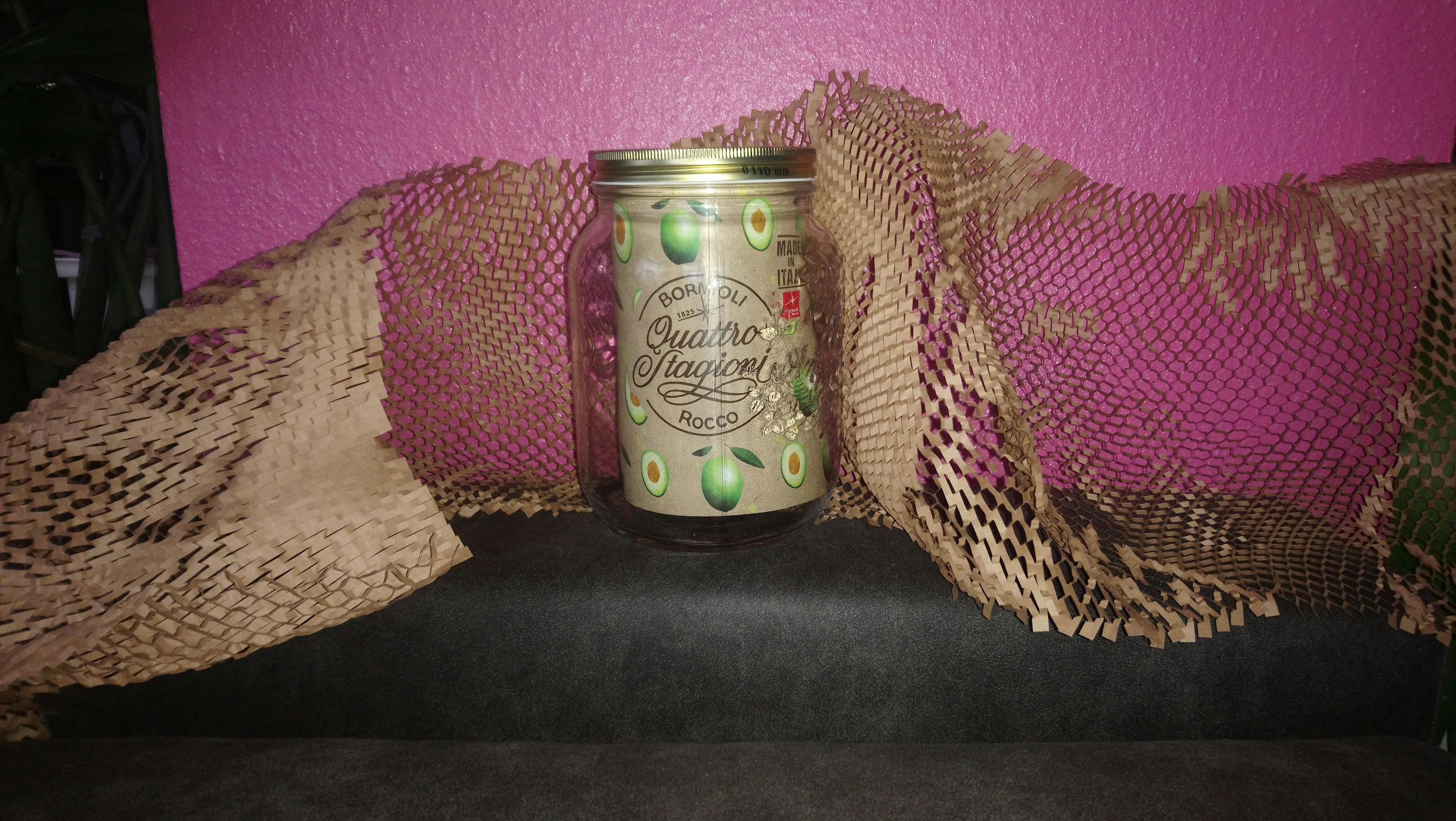 un bocal de quatre saisons avec des avocats et des olives
