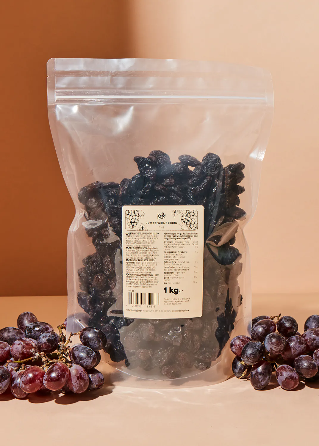 a bag of dried grapes with a label that says 1 kg