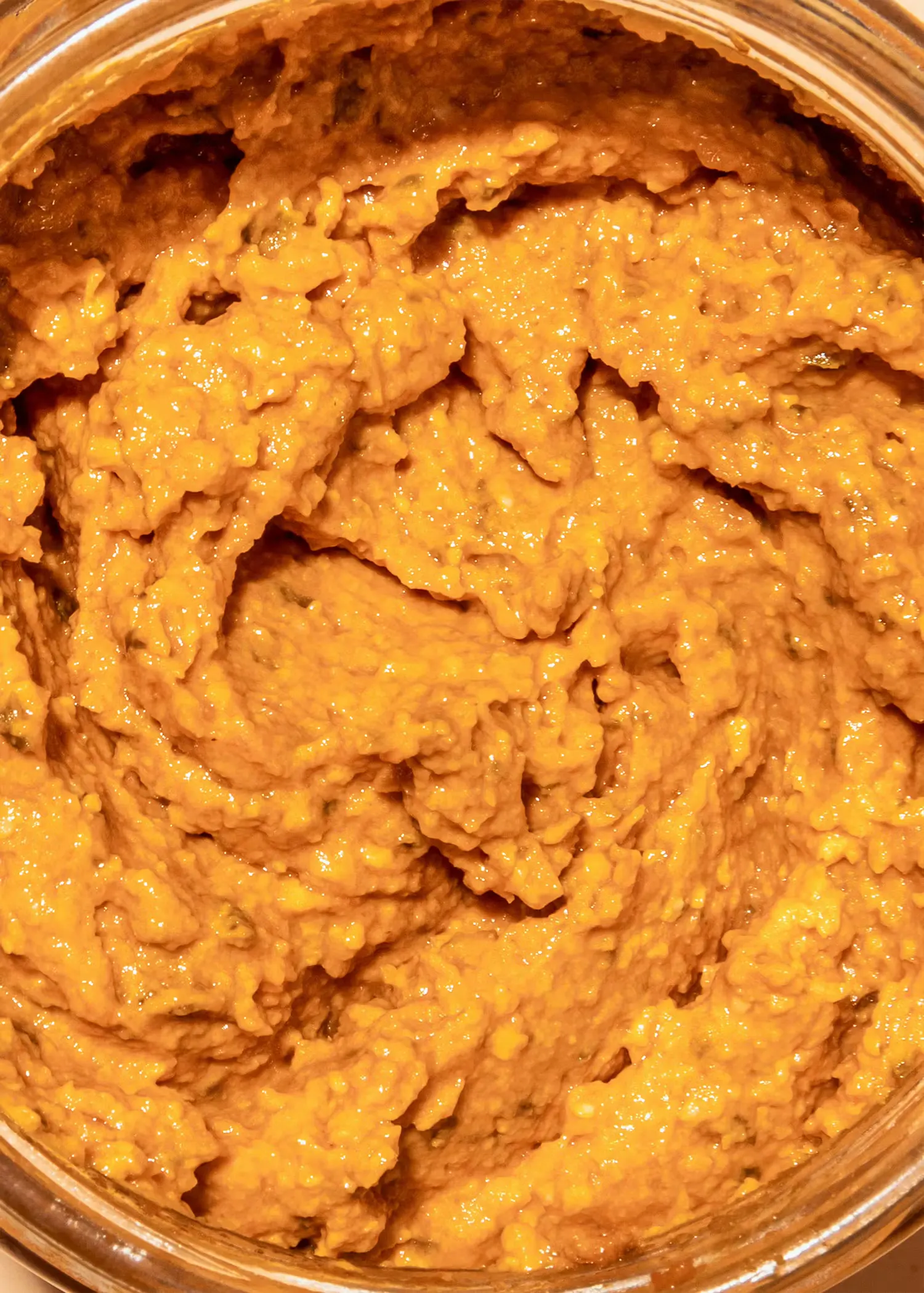 un gros plan d' un bocal en verre rempli de sauce