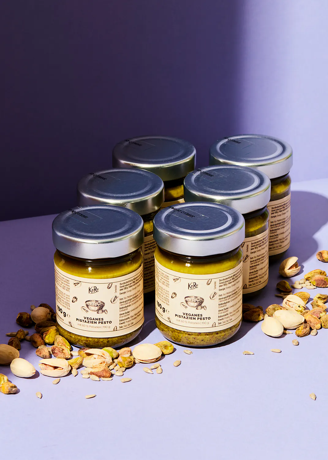 sechs Gläser veganes pistazienpesto stehen nebeneinander