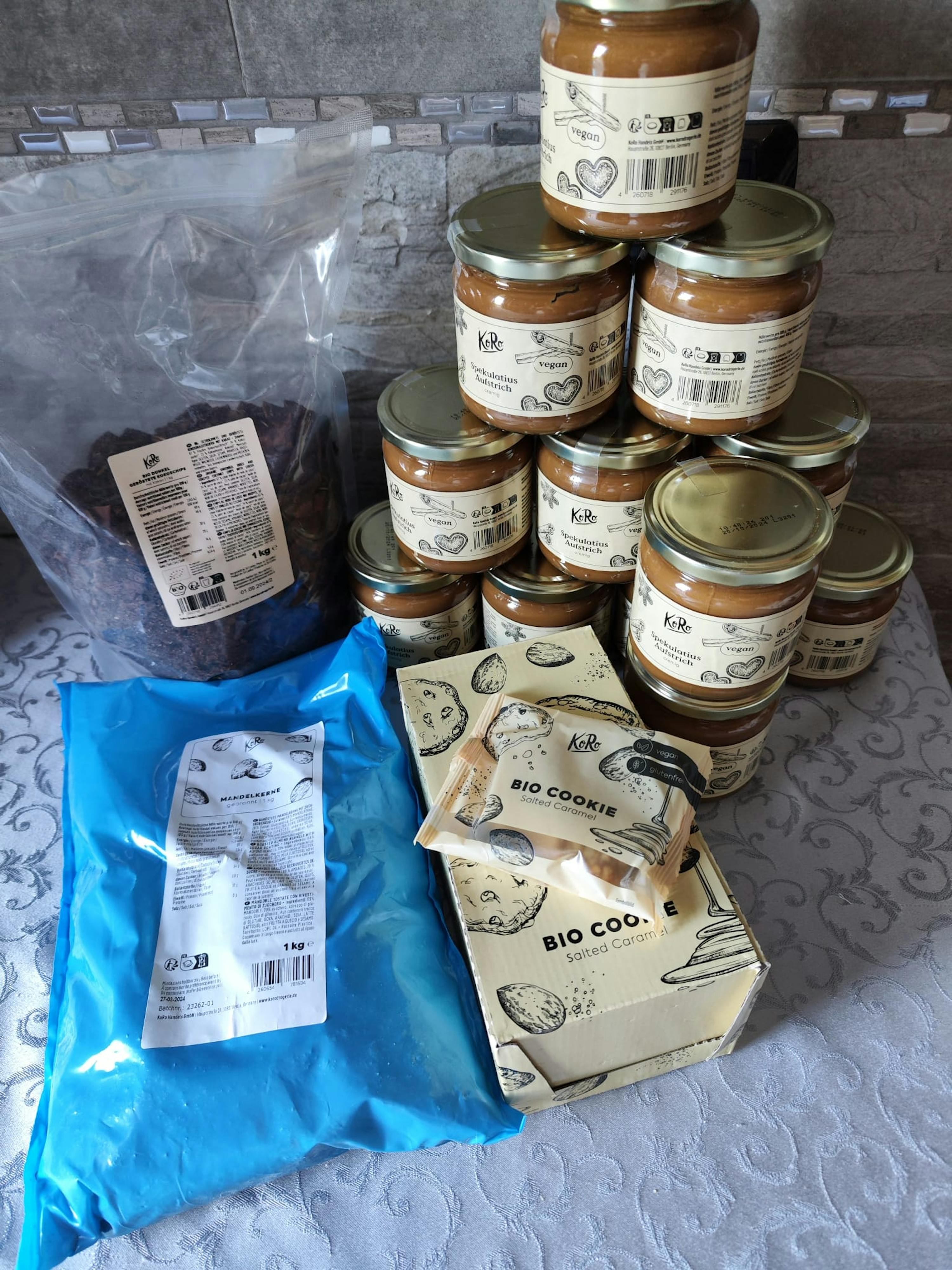 Auf einem Tisch steht eine Schachtel mit einem bio-cookie