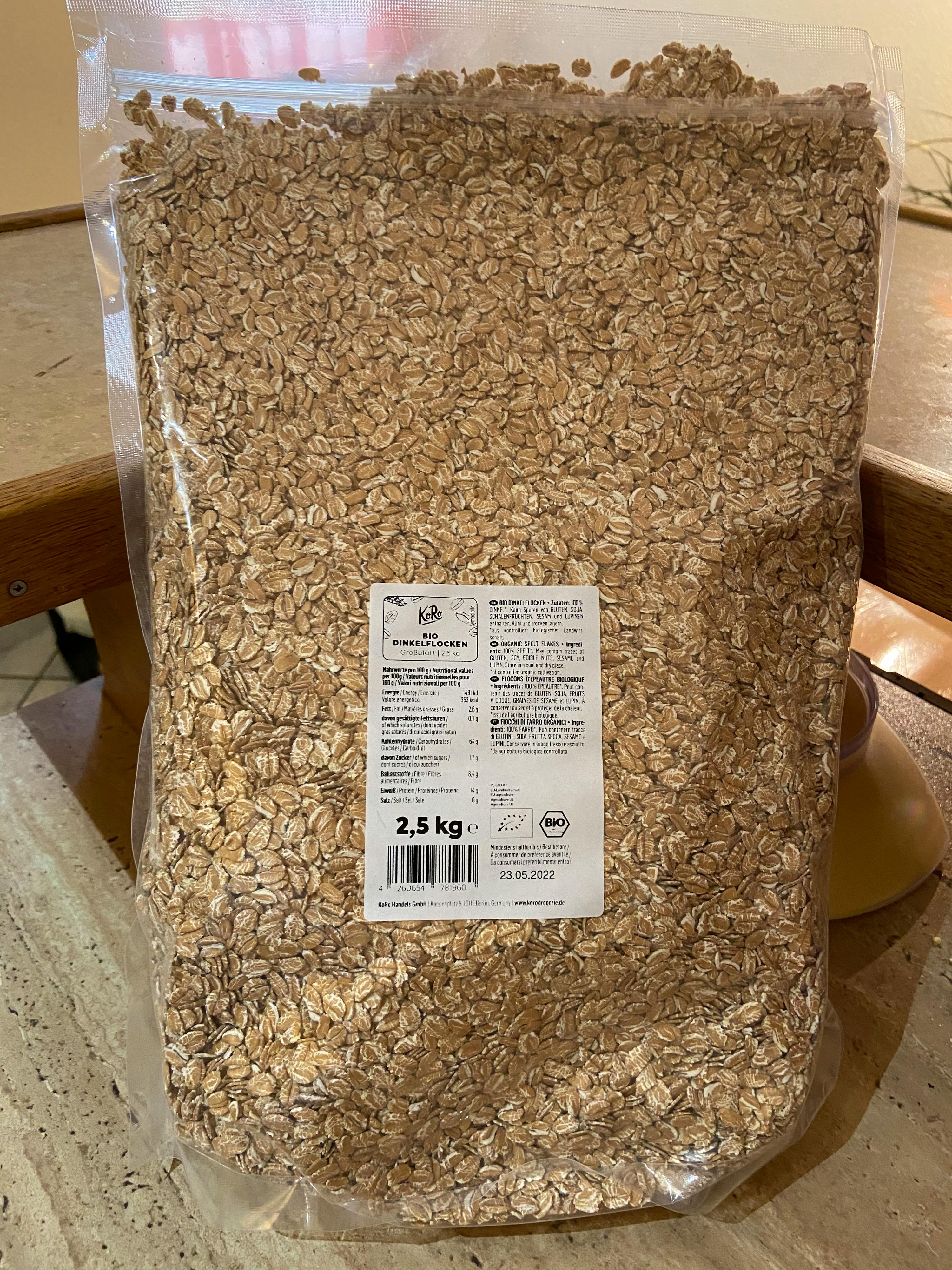 eine Tüte Haferflocken liegt auf einem Tisch