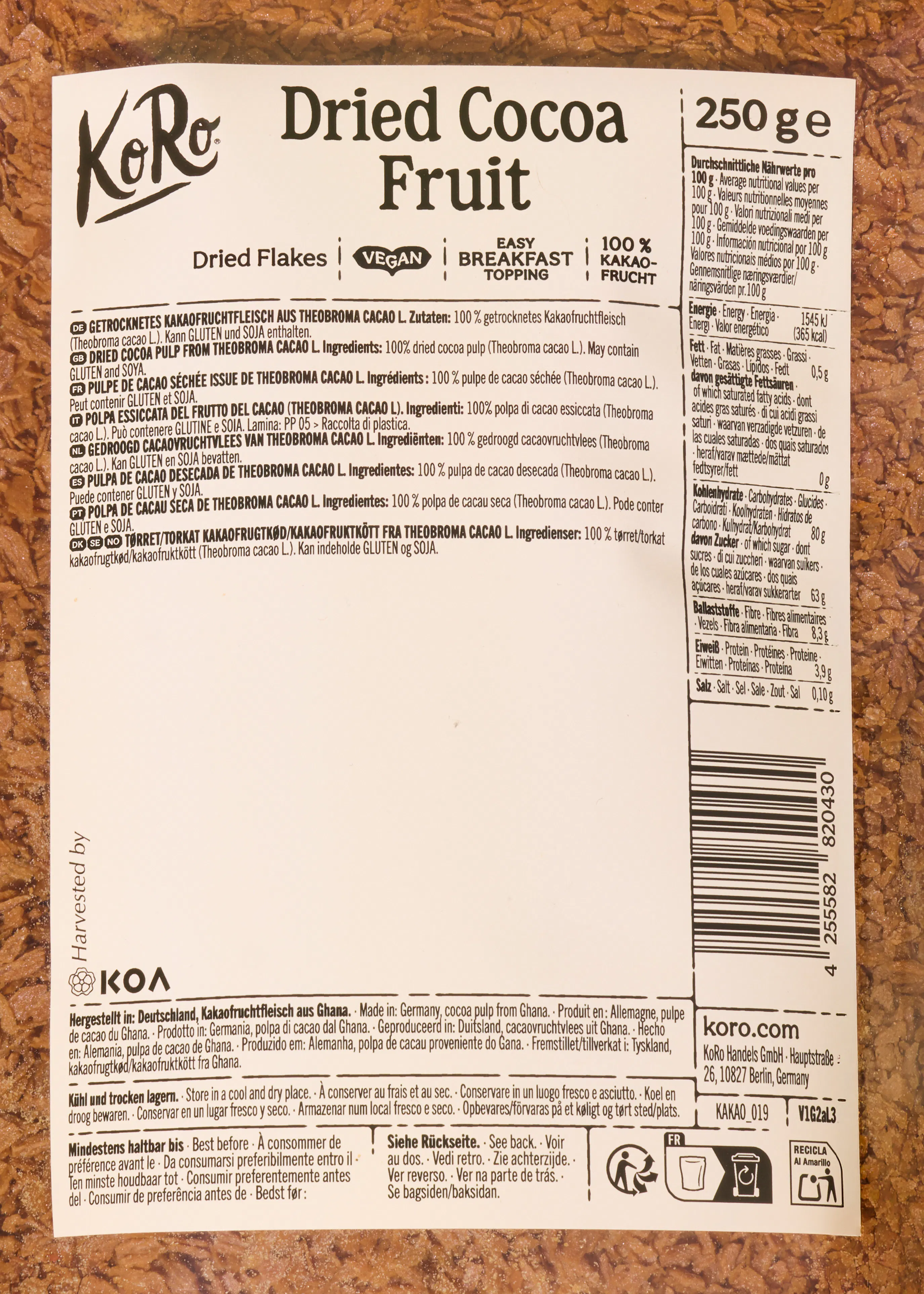 die produktverpackung von koro zeigt getrocknetes kakaofruchtfleisch mit nährwertangaben und produktinformationen in mehreren sprachen.