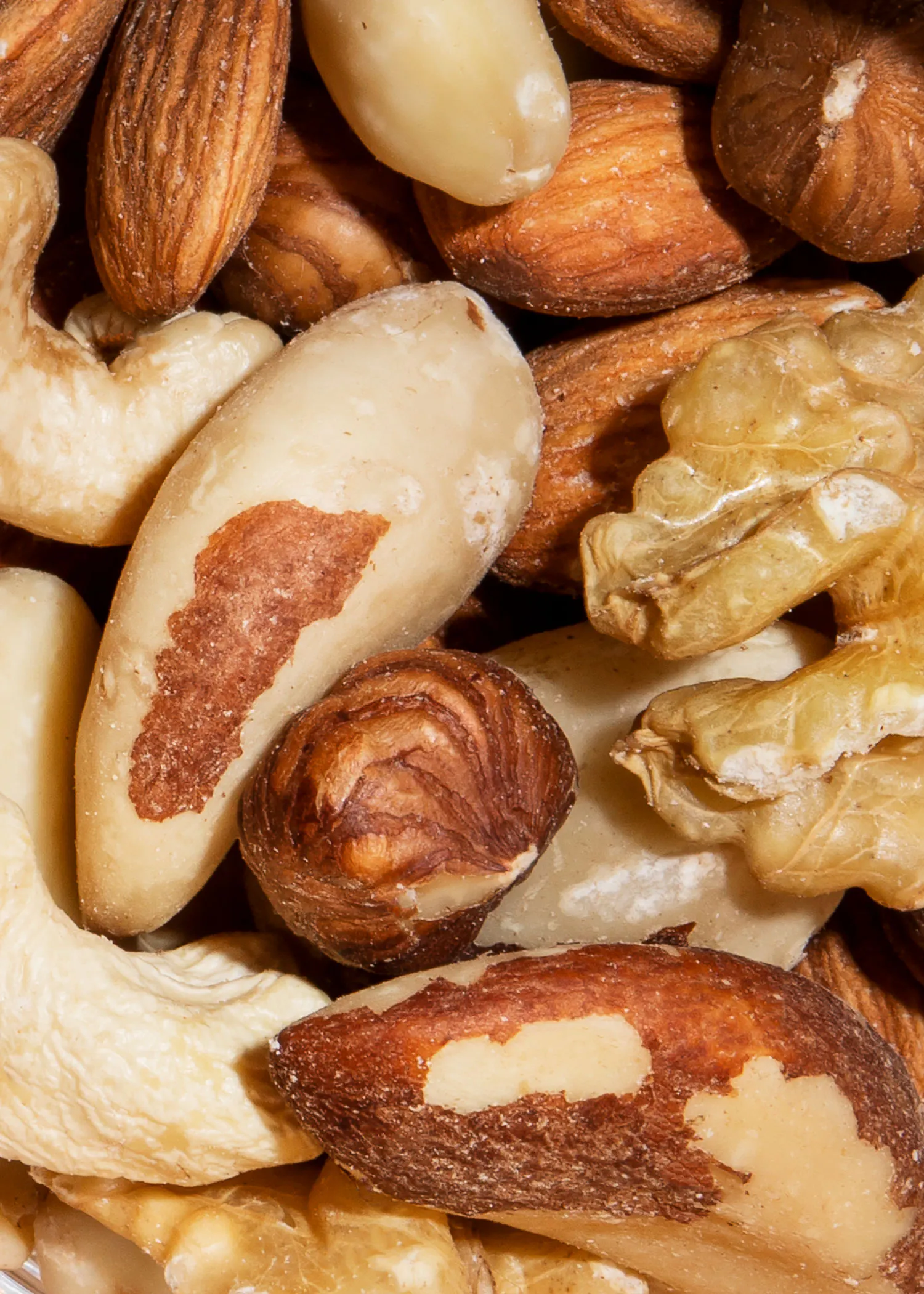 un tas de noix dont une noix de cajou et une noix de pécan