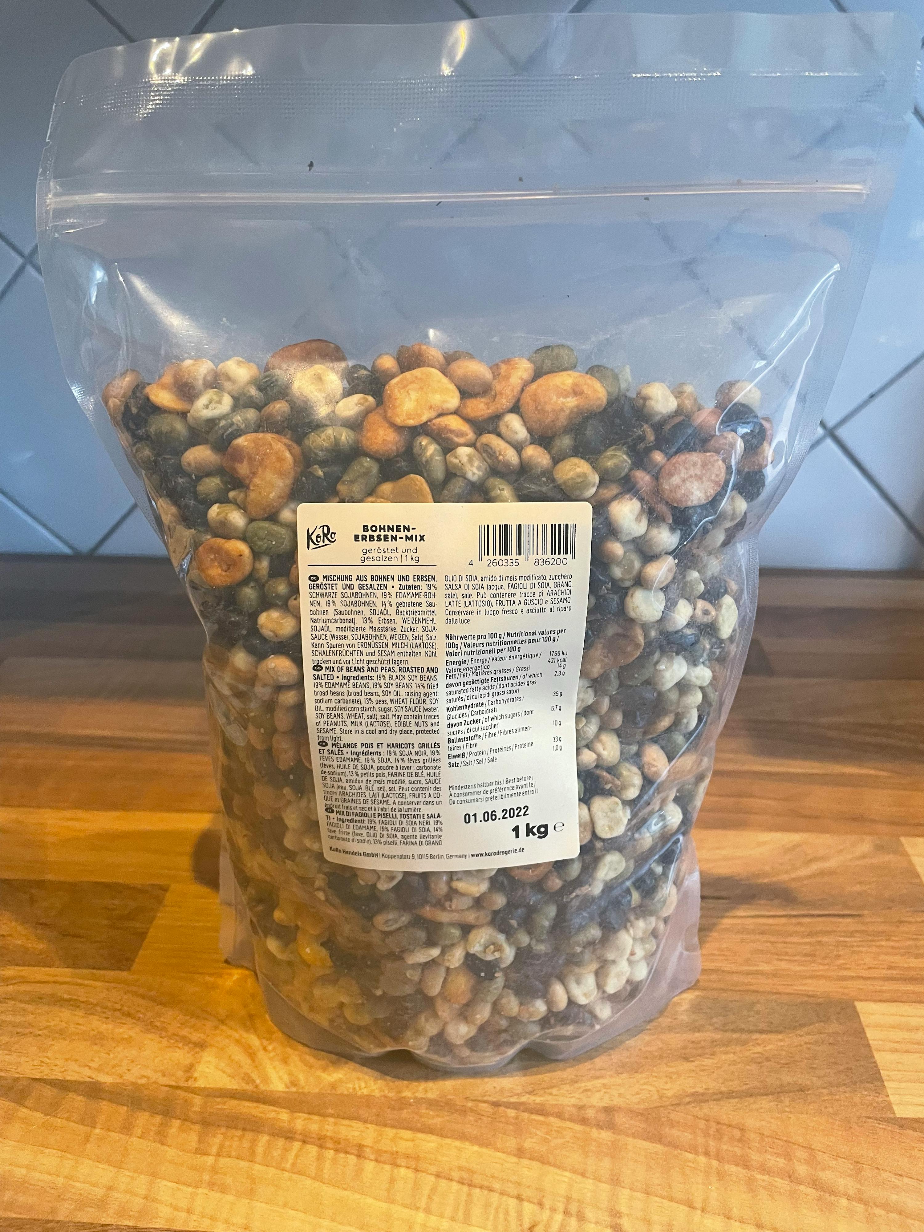 eine Plastiktüte mit einem Gewicht von 1 kg liegt auf einem Holztisch