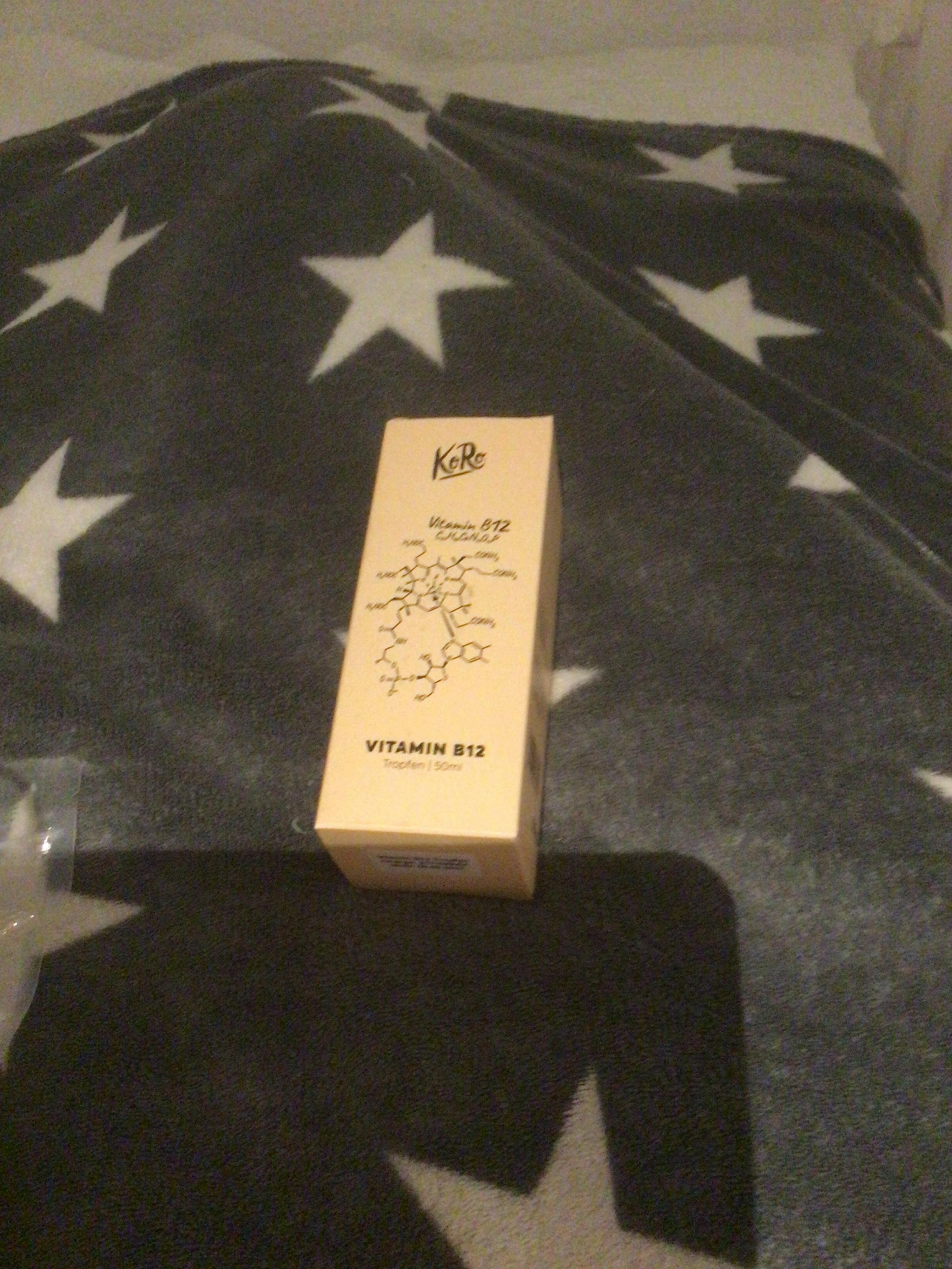 une boîte de vitamin b12 est posée sur une couverture avec des étoiles