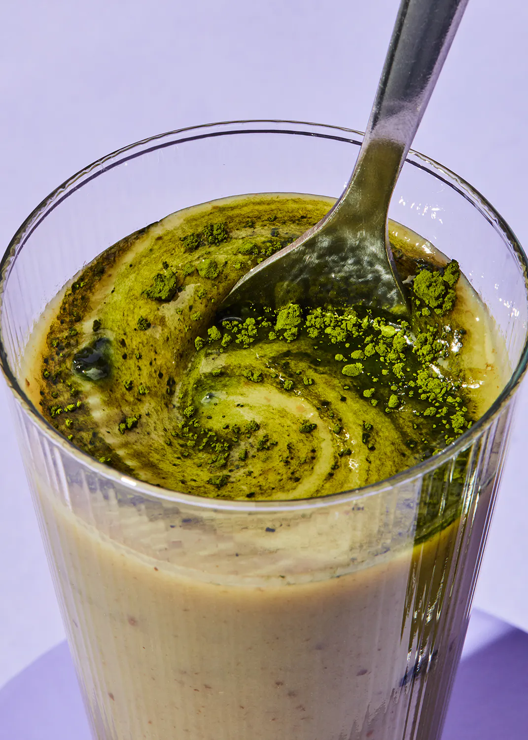 un gros plan d' un smoothie avec une cuillère