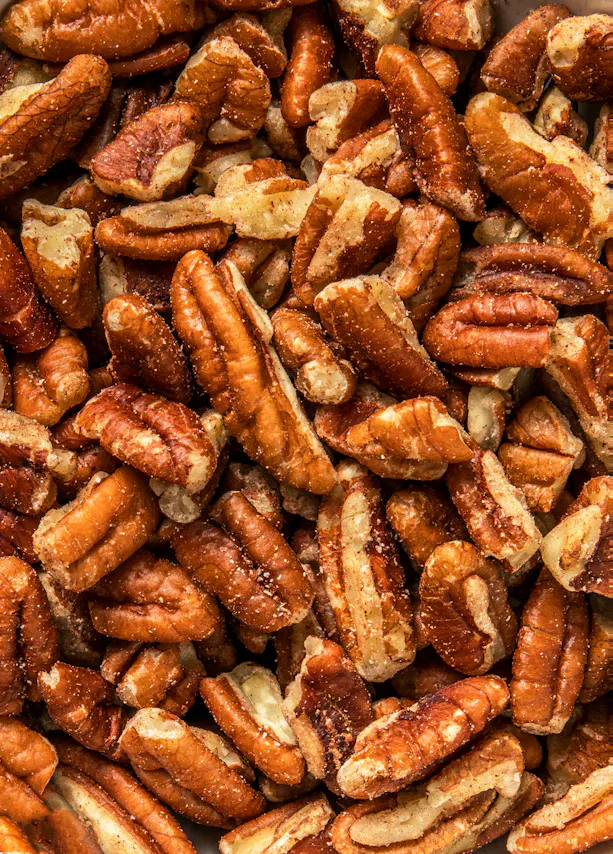 un gros plan d' un tas de noix de pécan