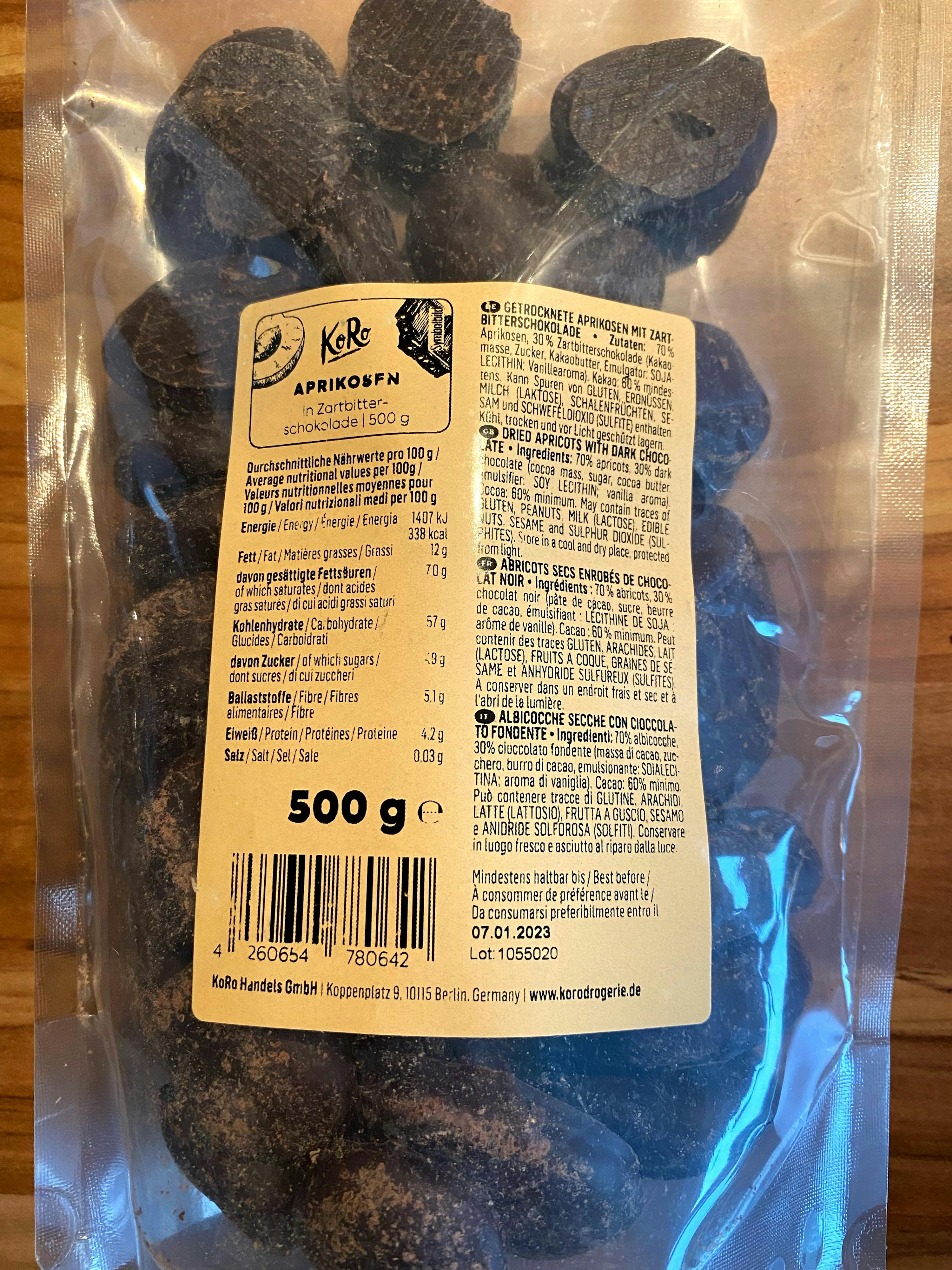 eine Plastiktüte mit 500 g Schokoladenstücken