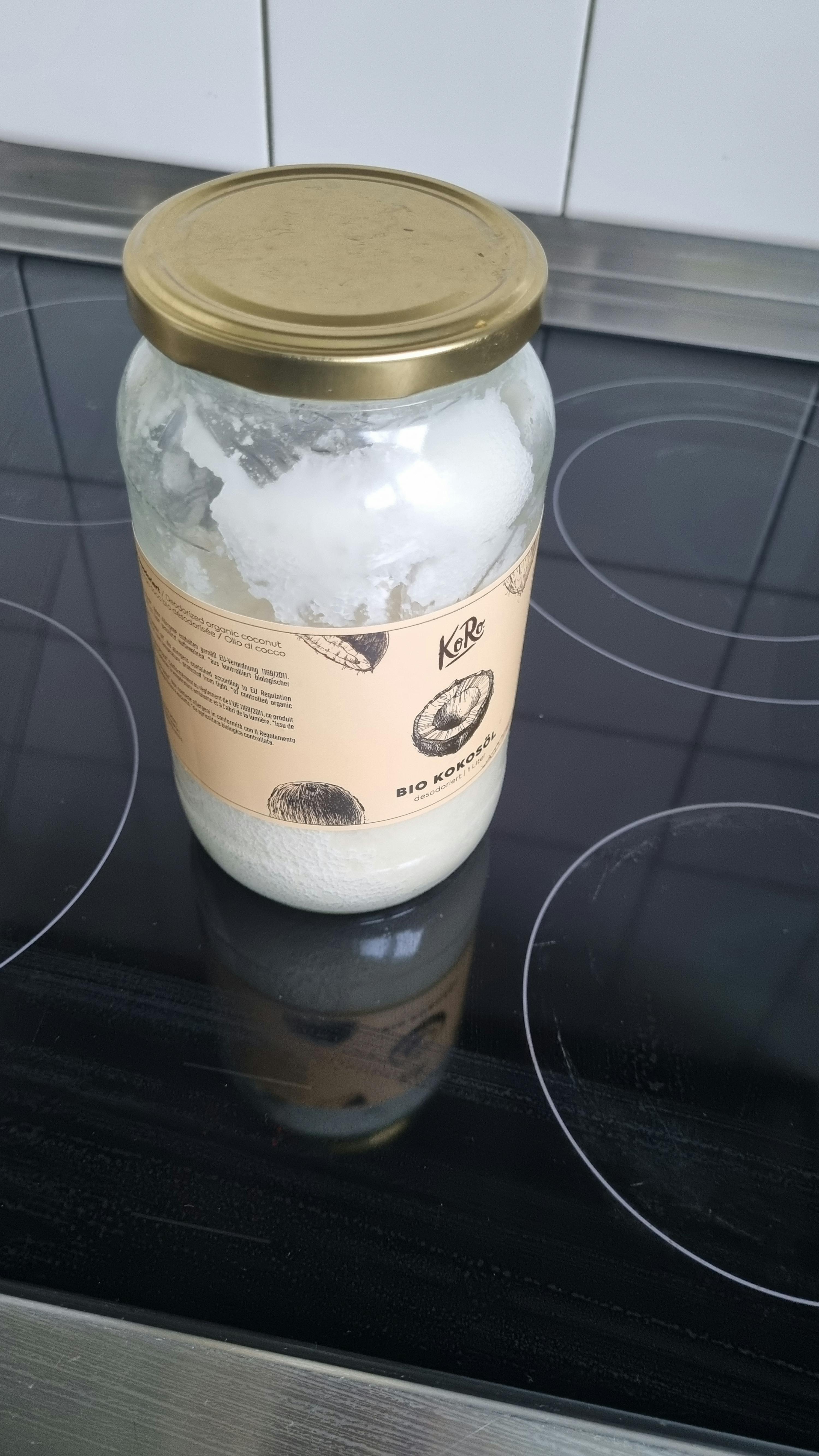 un barattolo di olio di cocco bio è seduto su un fornello