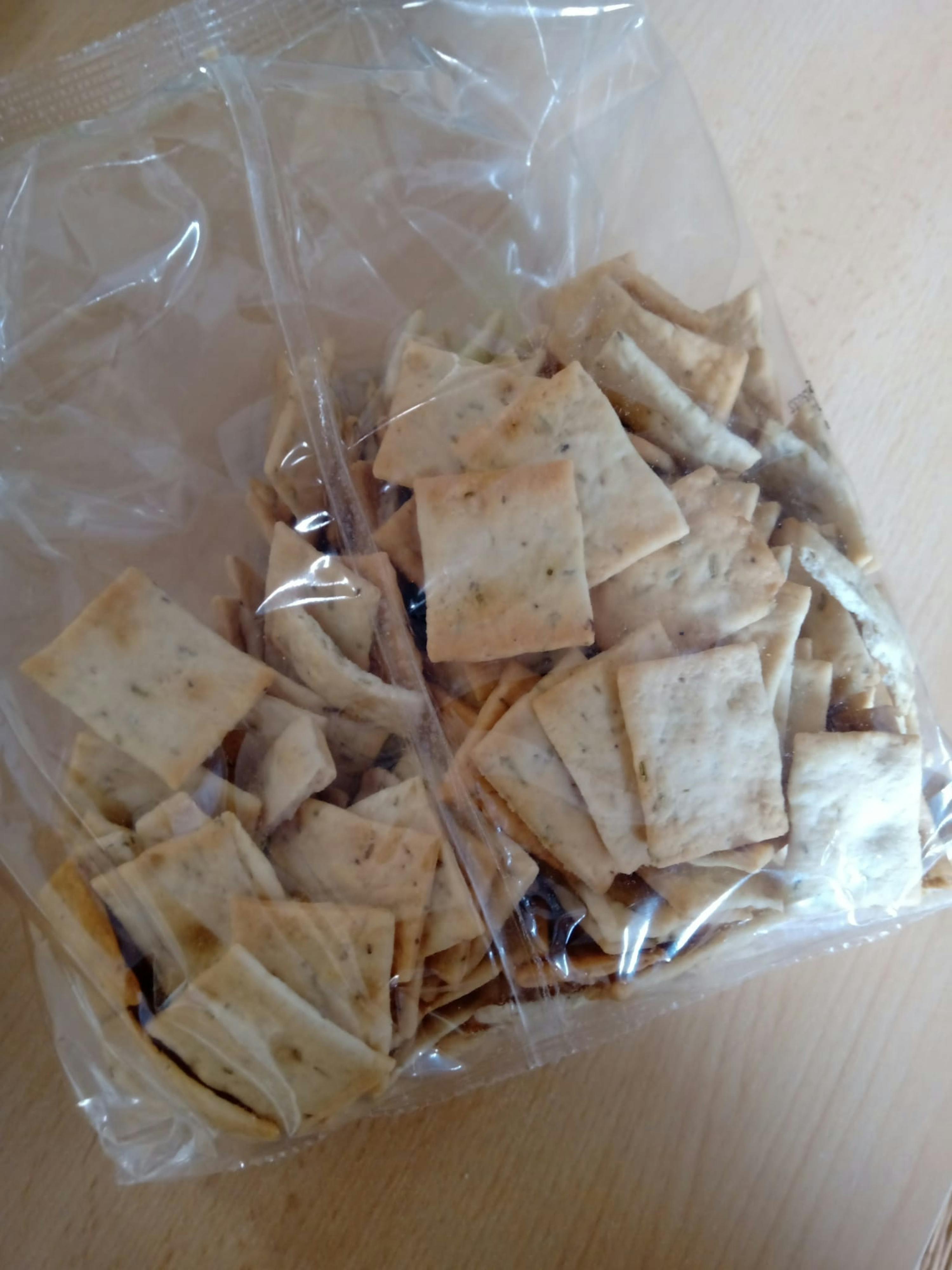 un sacchetto di crackers su un tavolo di legno