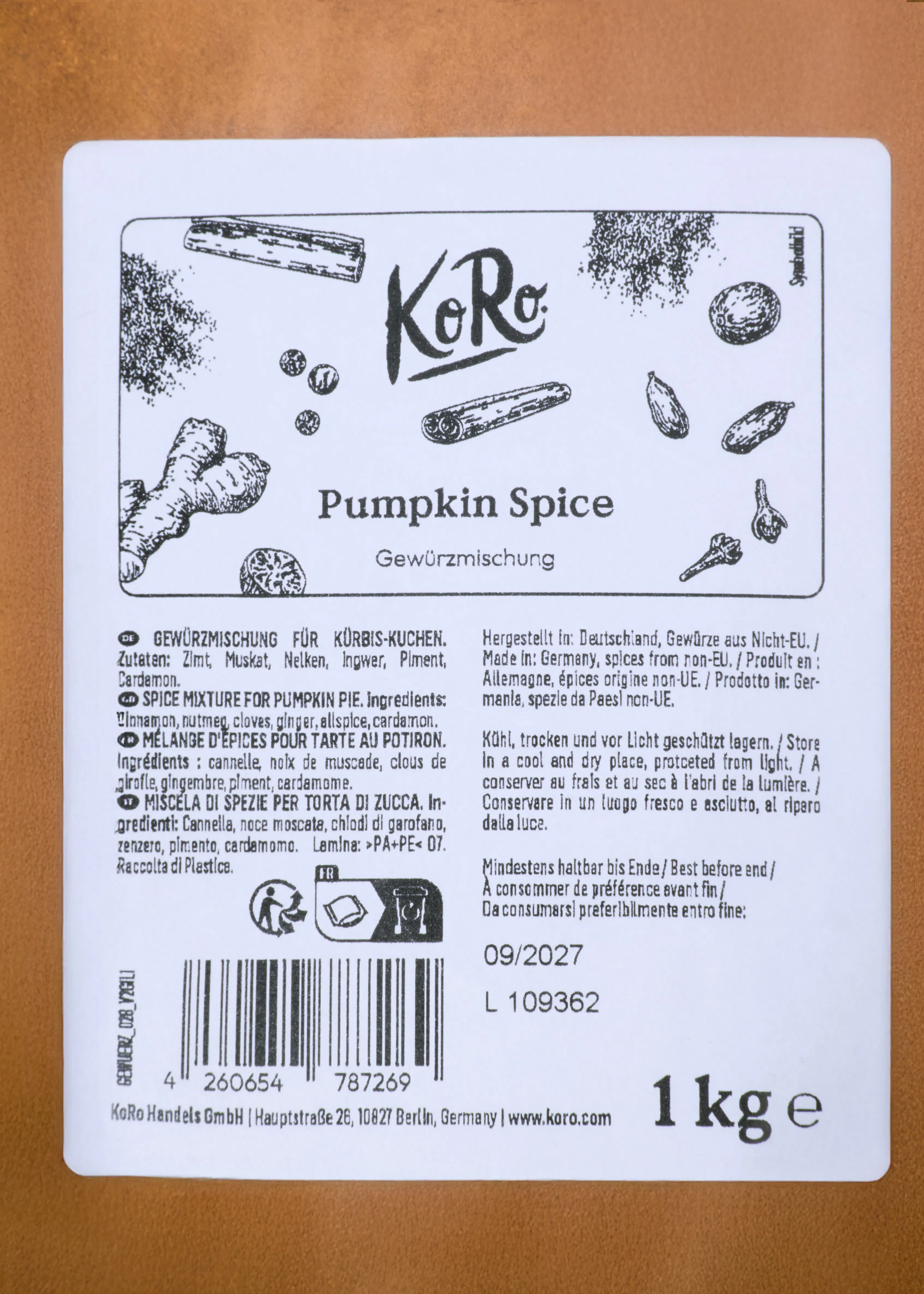 paquet de 1 kg de mélange d'épices pour tarte au potiron koro, illustré de cannelle, gingembre, muscade, clous de girofle et cardamome.