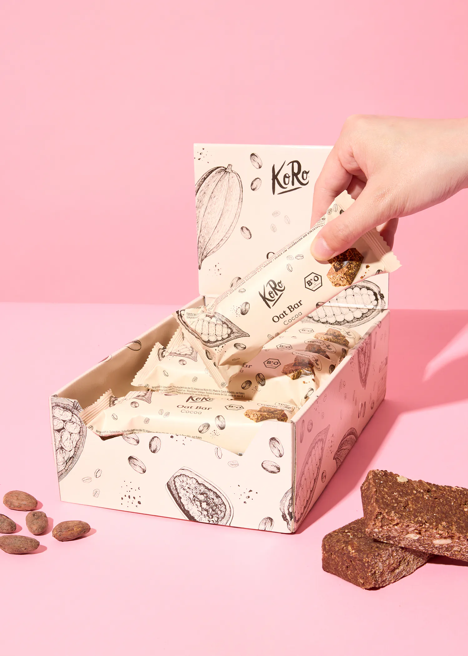 eine hand hält einen oat bar in einer box