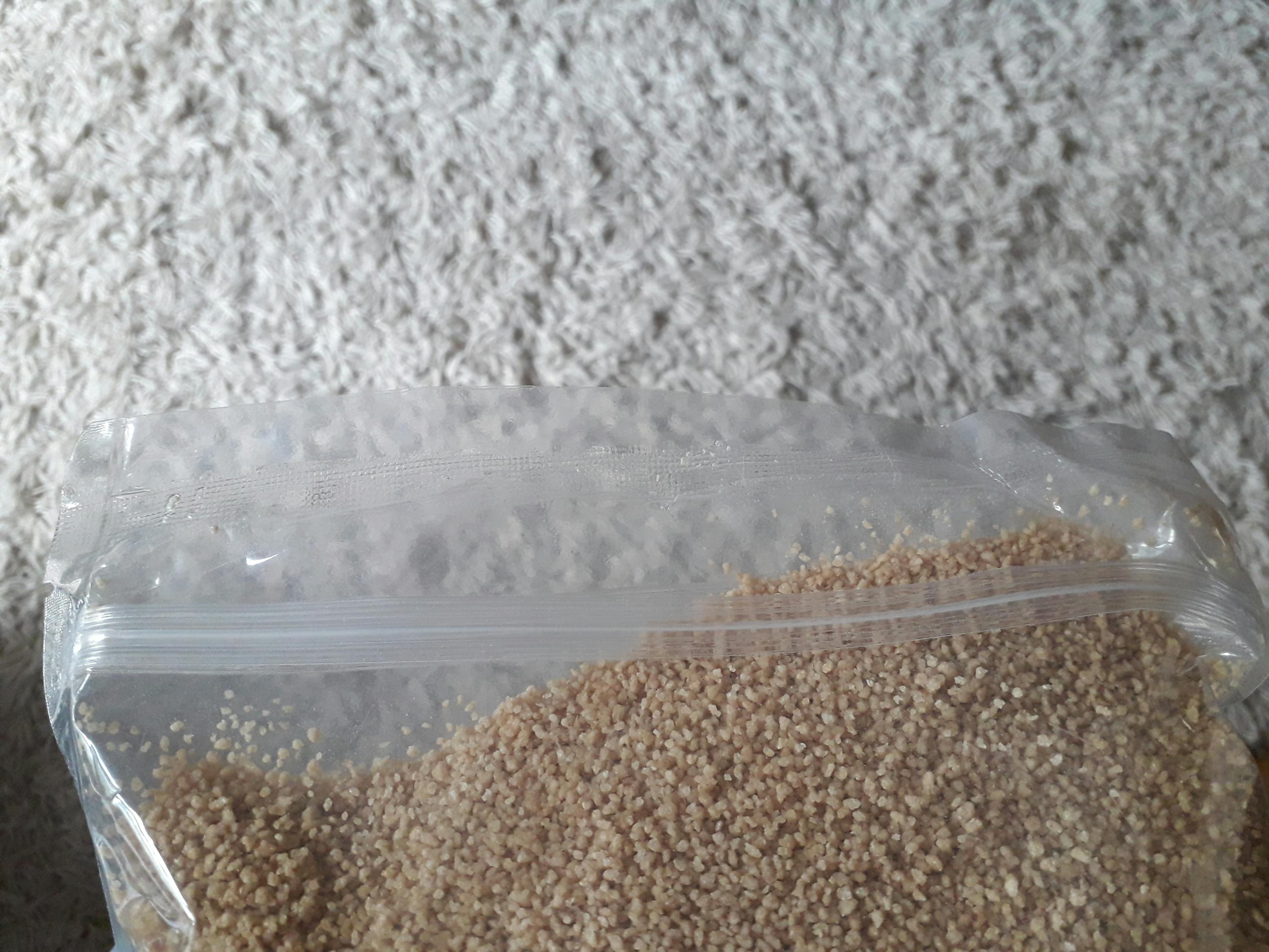 eine Nahaufnahme eines Plastikbeutels mit Sesamsamen