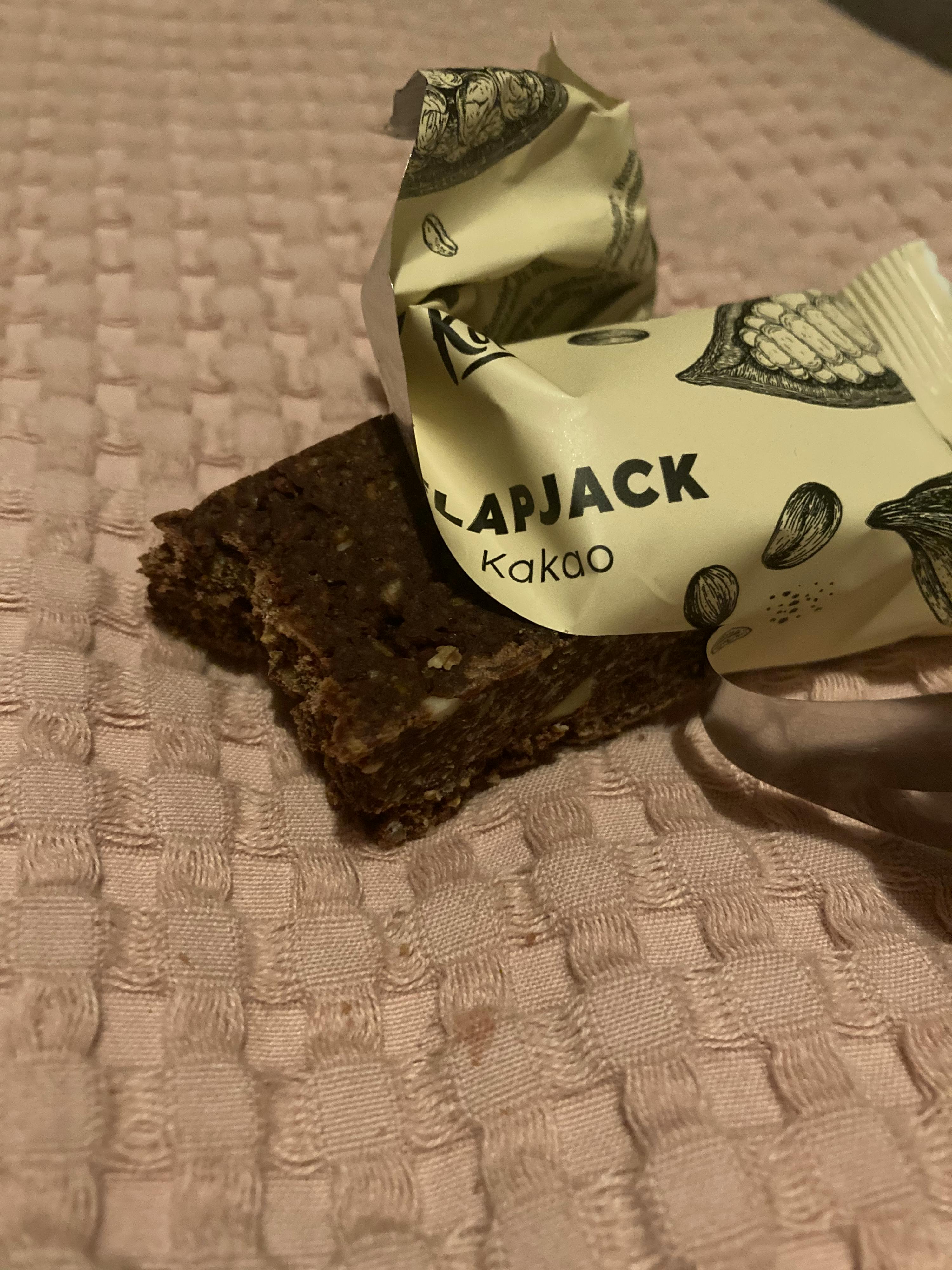 une barre de chocolat posée sur une couverture rose