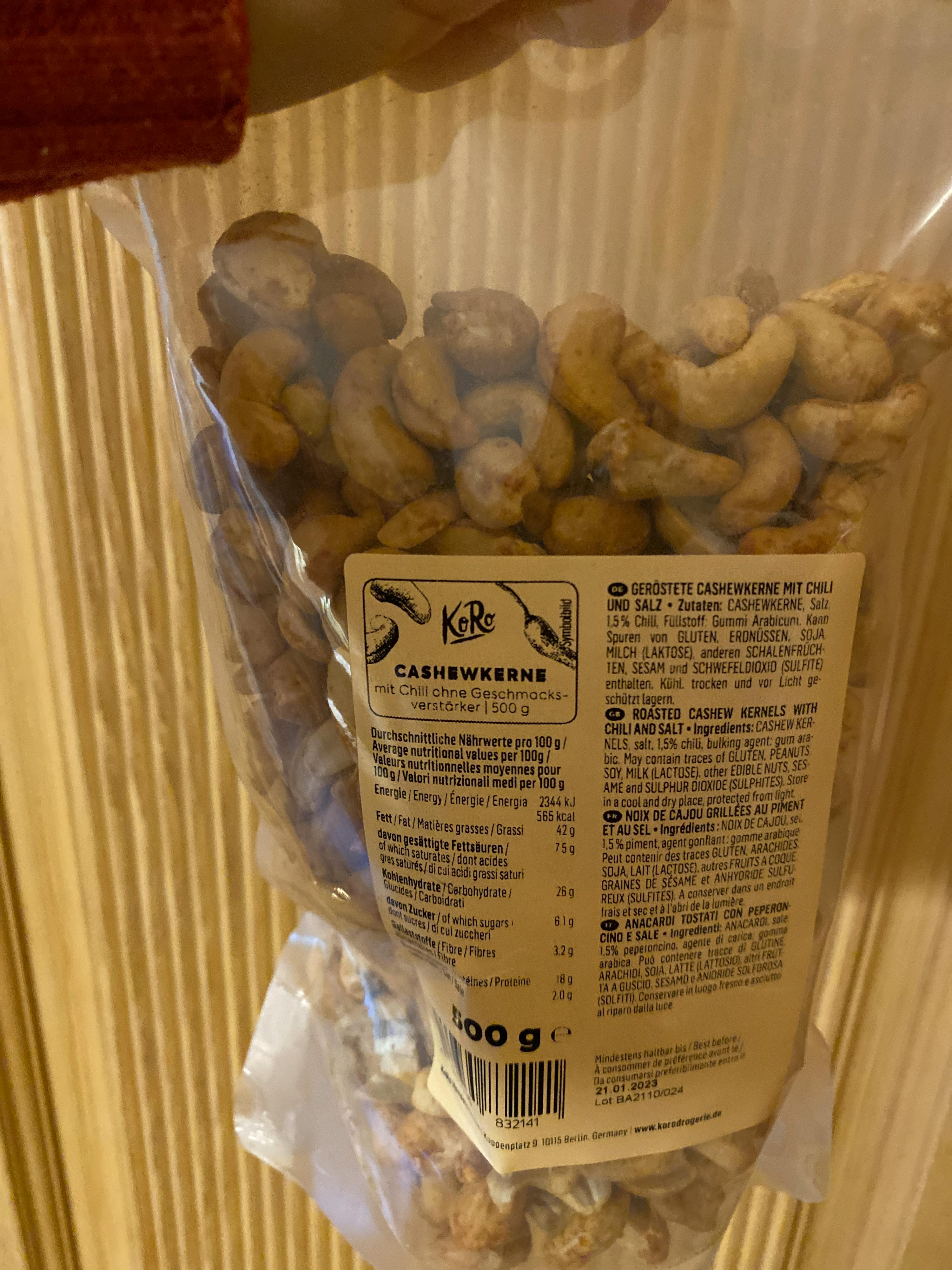 eine Plastiktüte mit cashewkernen steht auf einem Tisch