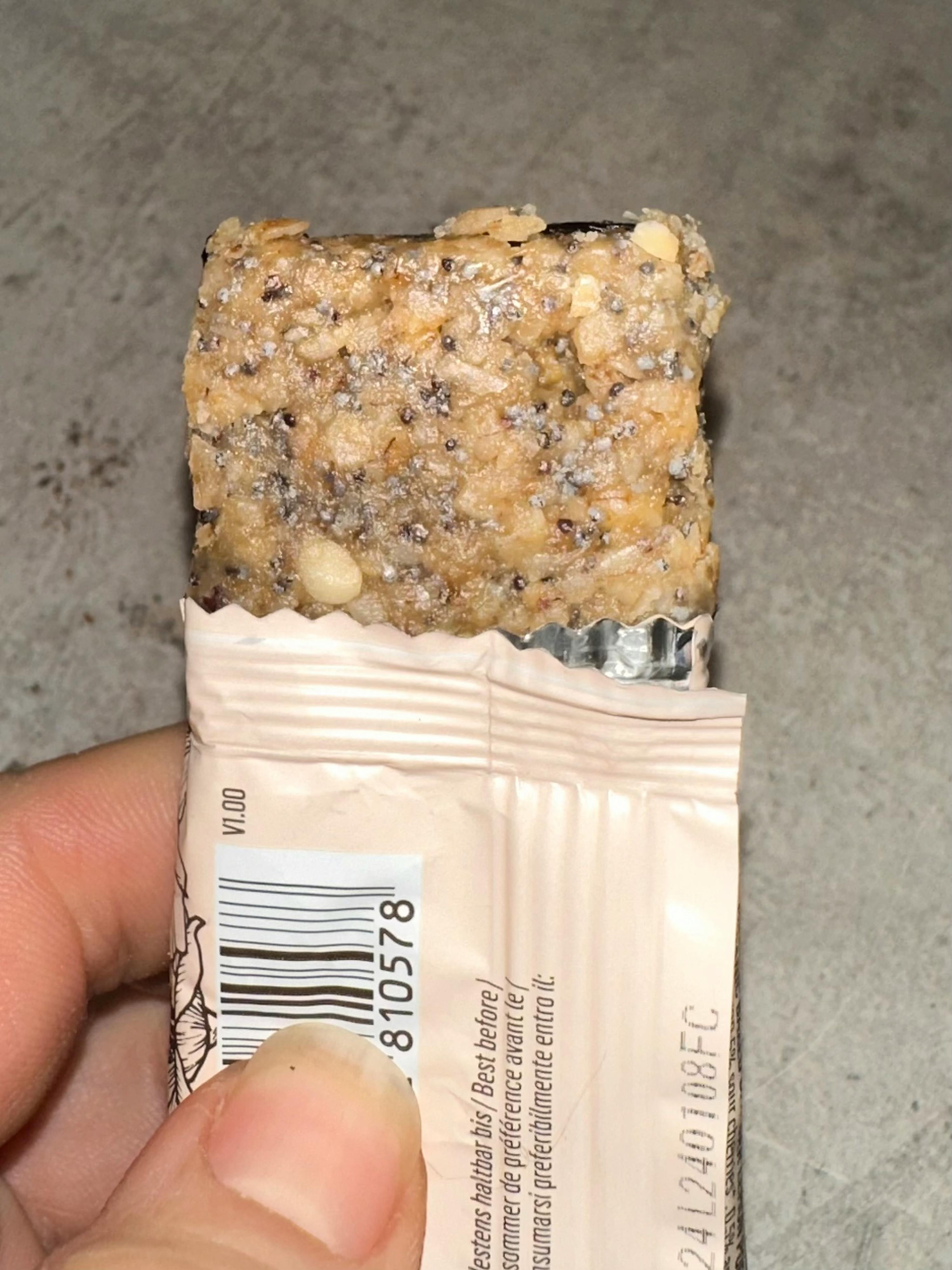 eine Person hält einen Snack-Bar mit einem Barcode auf der Rückseite