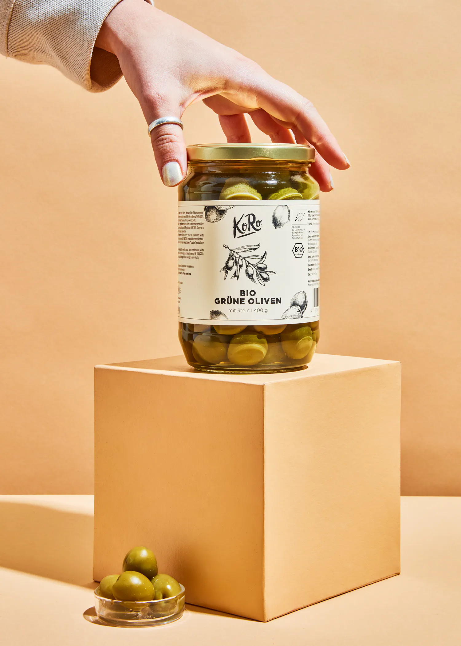 a jar of green olives with a label that says " kere "