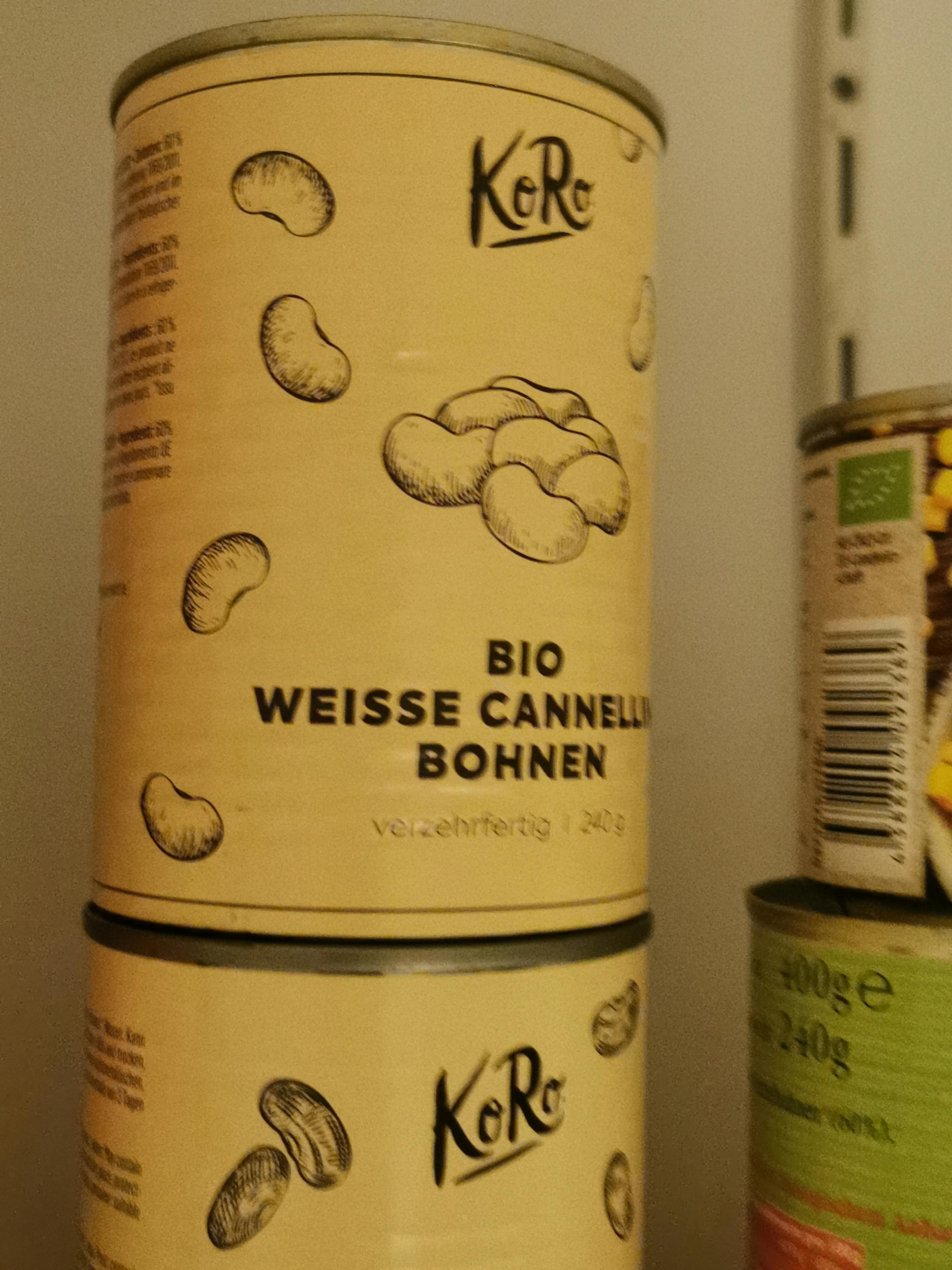 tre lattine di cannellini bio sono impilate una sopra l' altra
