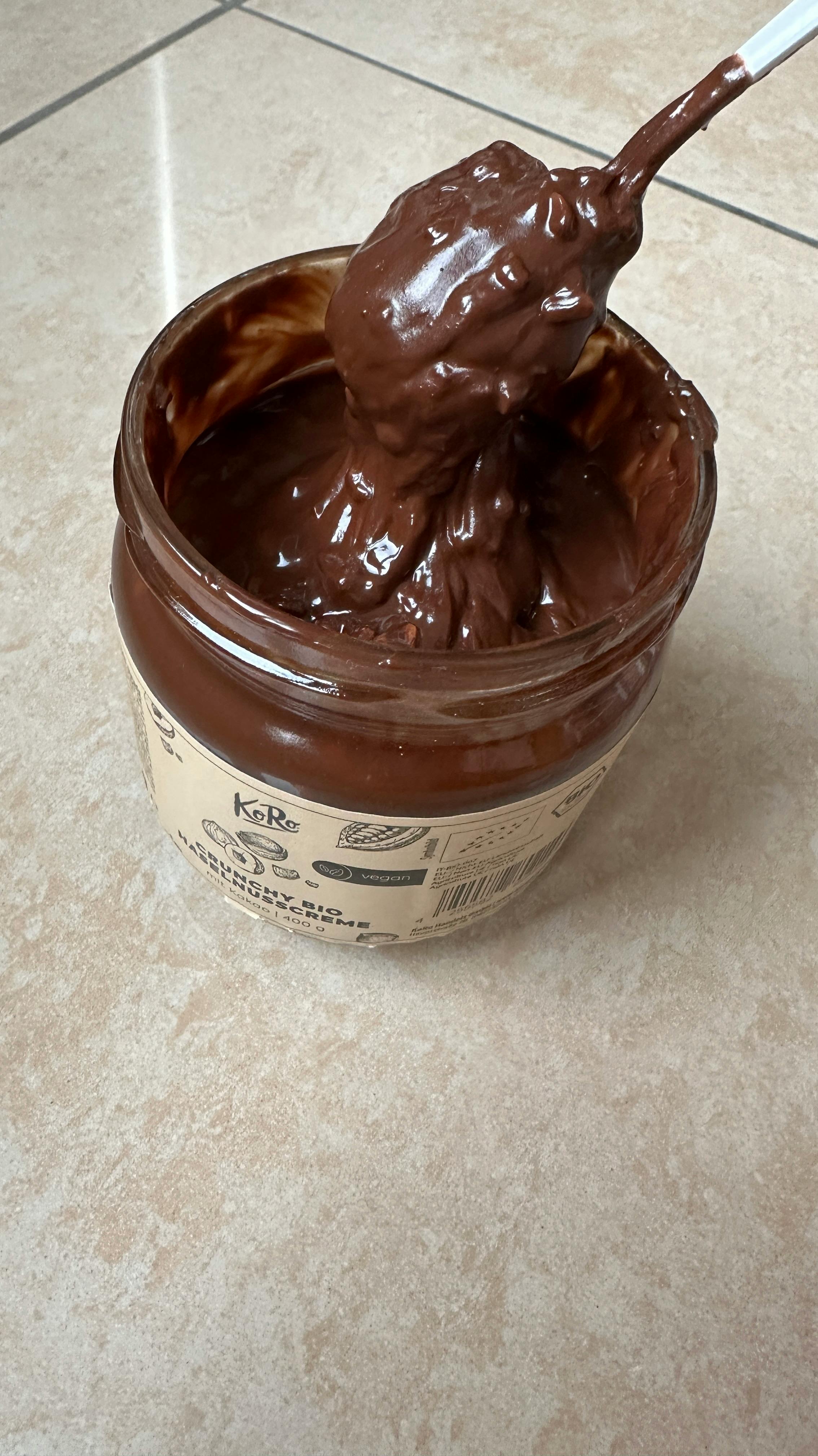 une cuillère remplie de pâte à tartiner de chocolat