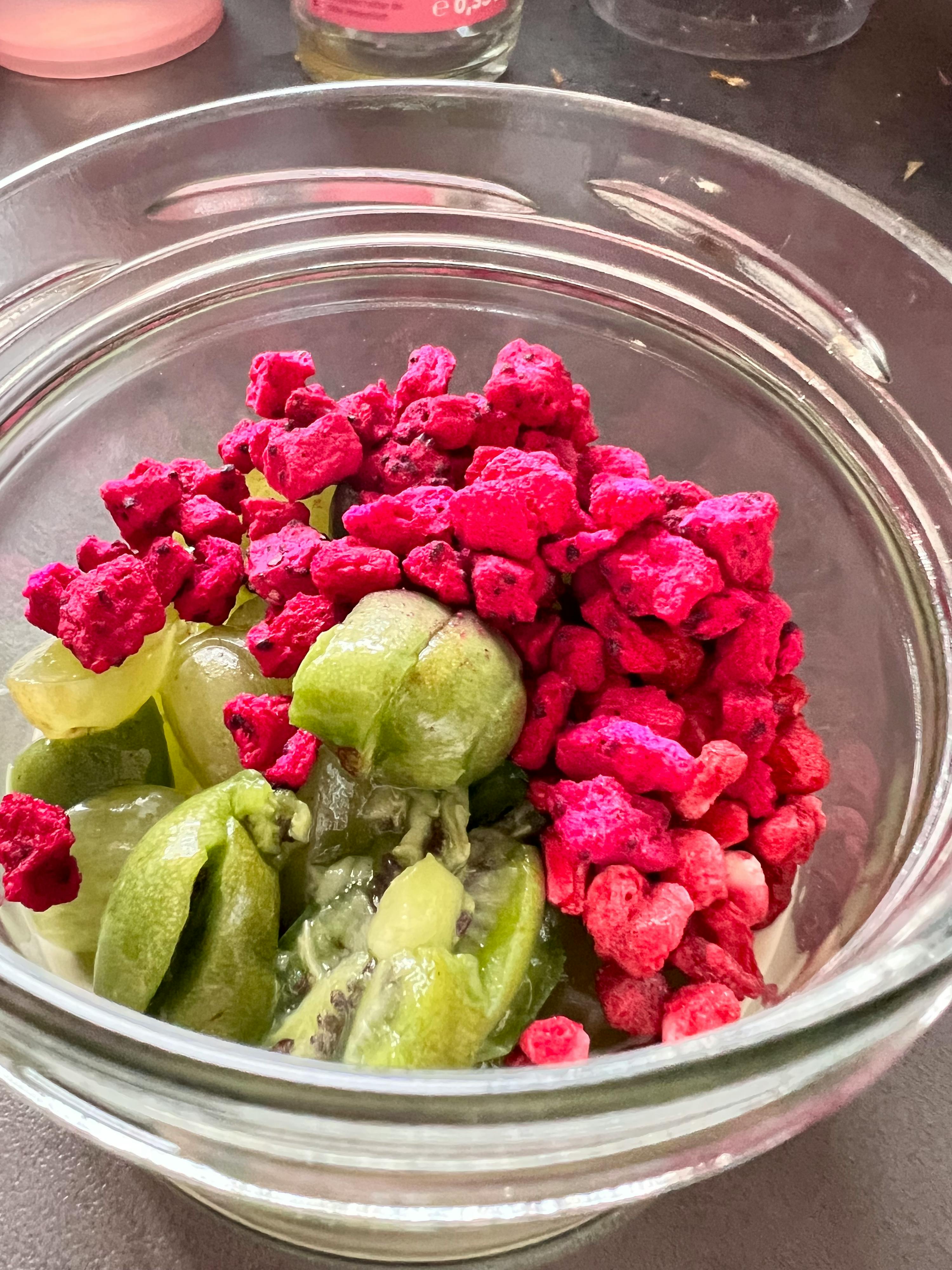 un bol en verre rempli d' un mélange de fruits et de baies séchées