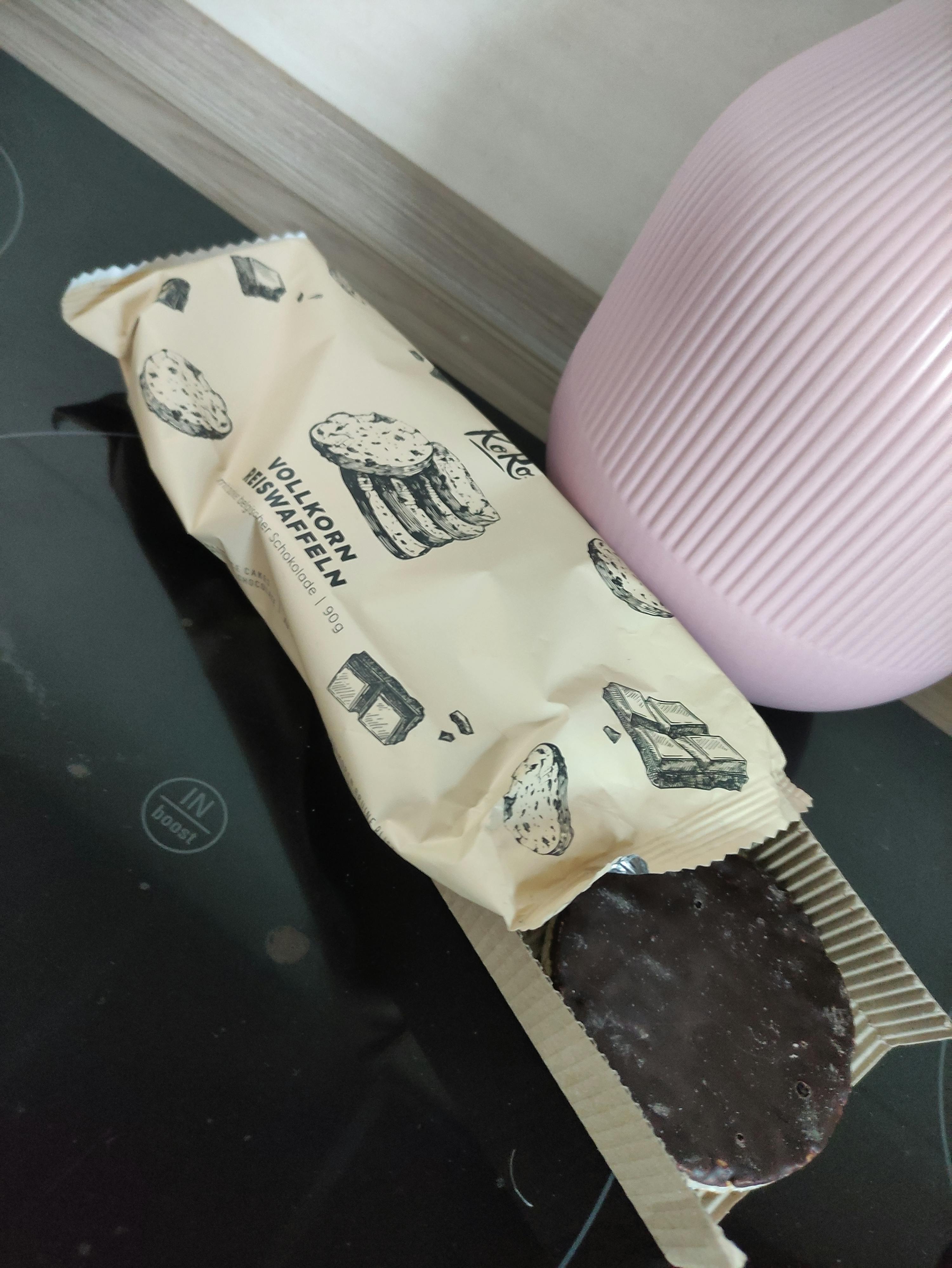 una confezione di biscotti al cioccolato con la scritta vollkorn reiswaffeln