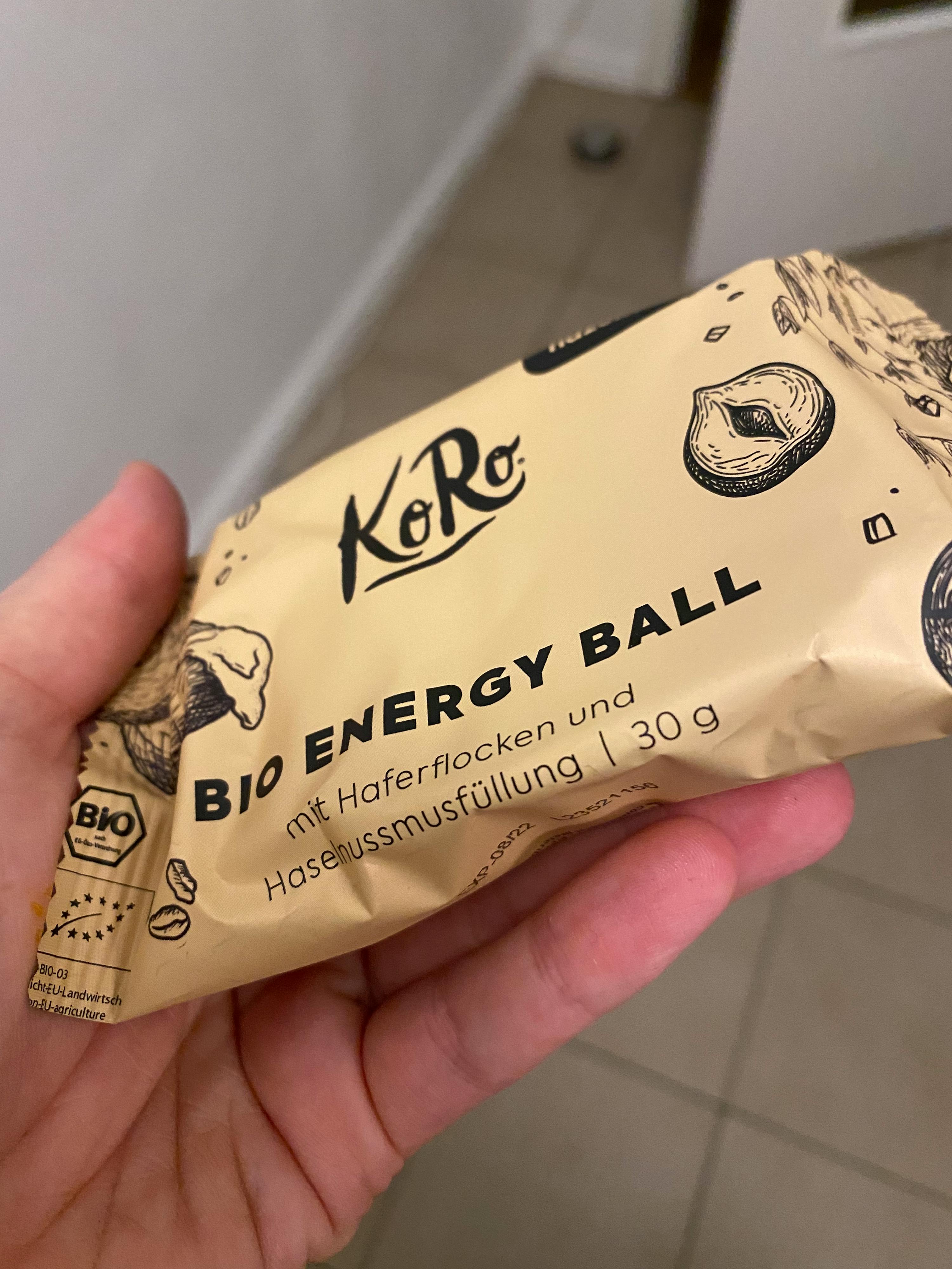 una persona tiene in mano una barretta energetica bio