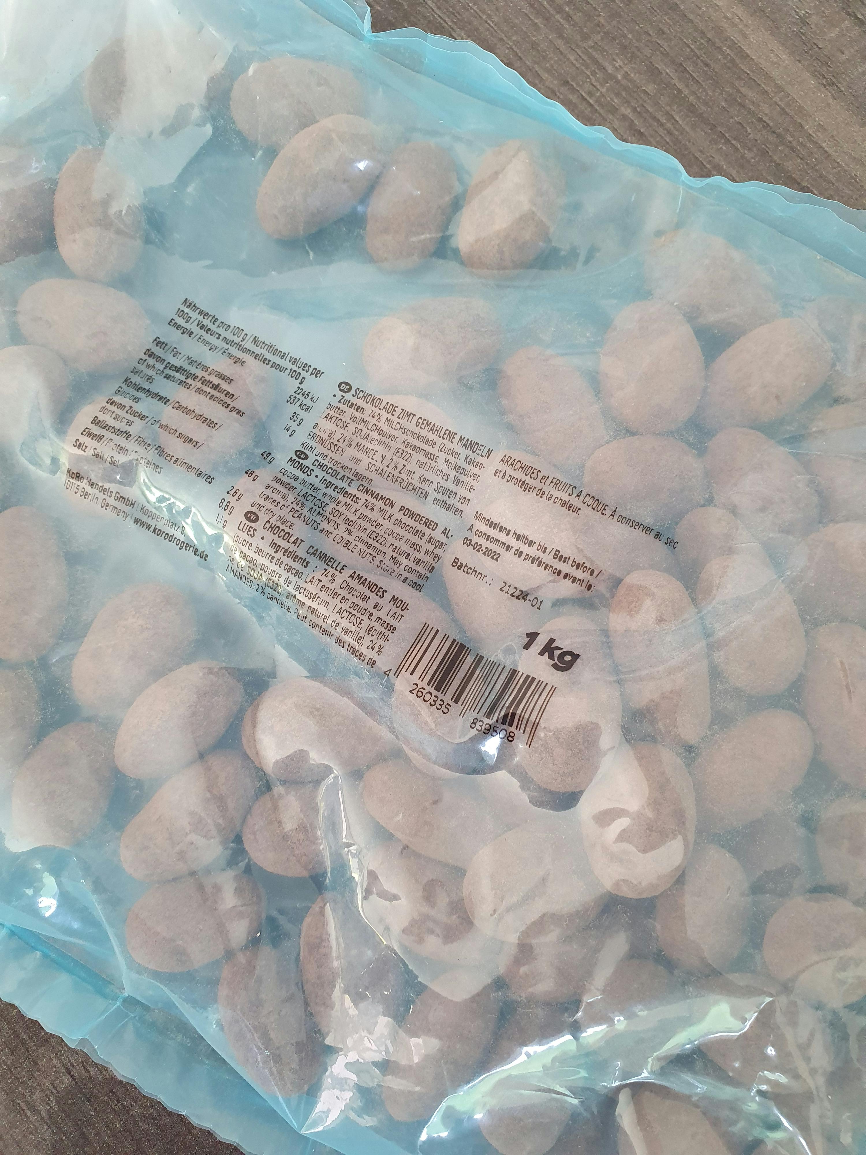 eine Plastiktüte mit einem Gewicht von 1 kg liegt auf einem Tisch