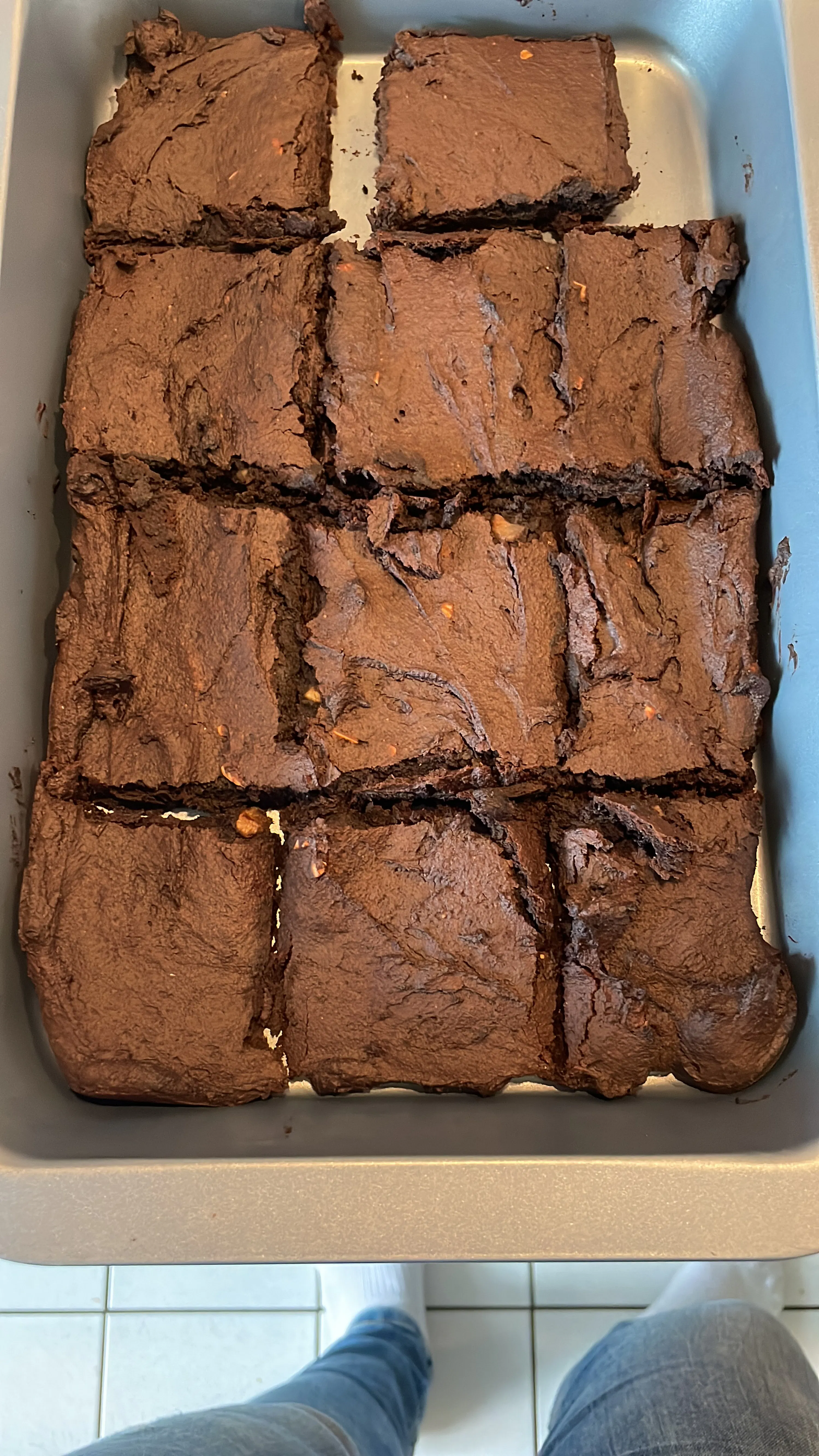 ein Tablett mit braunen Brownies, die in Stücke geschnitten sind