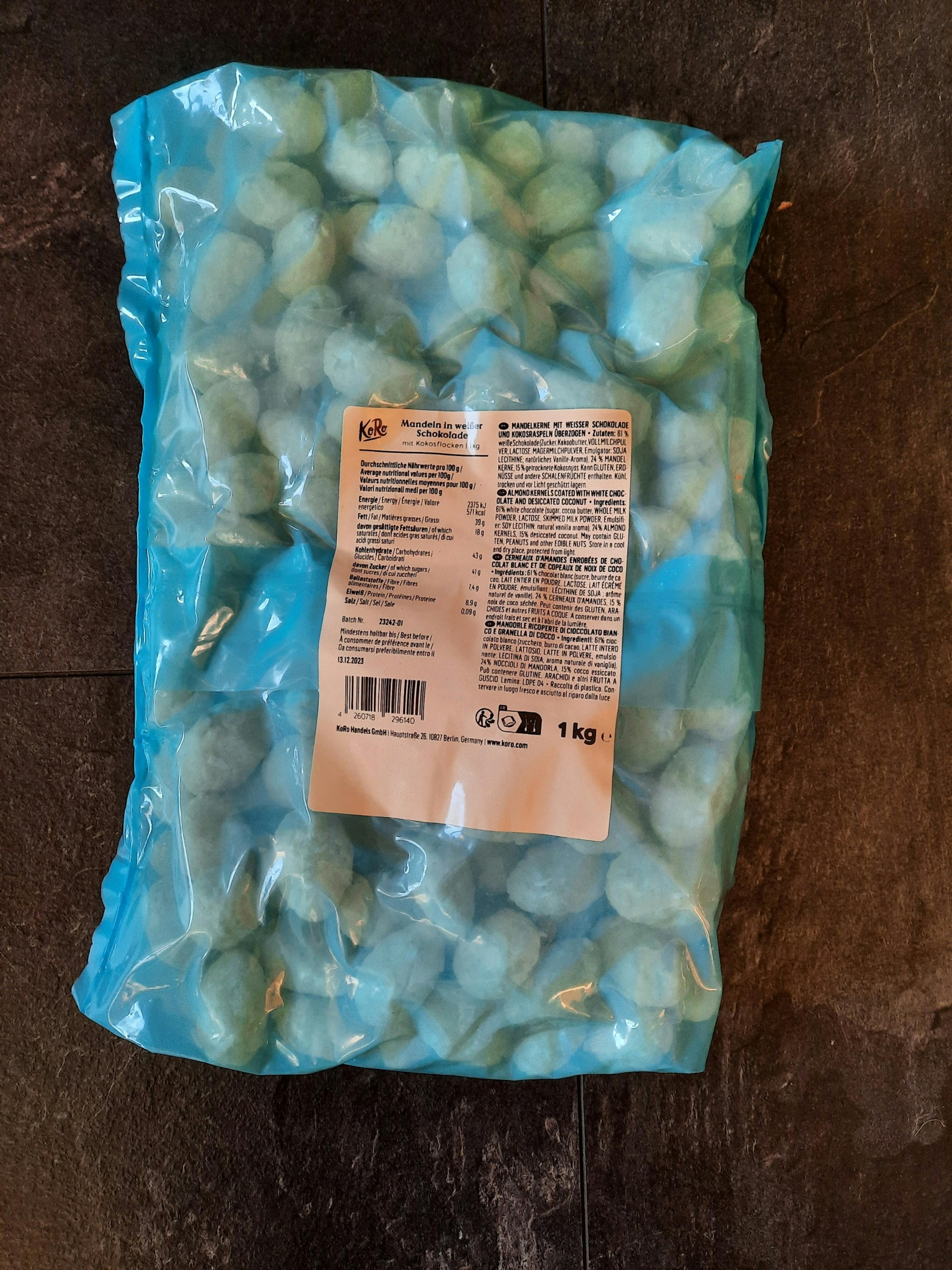 ein blauer Plastikbeutel mit einem Etikett auf der Rückseite