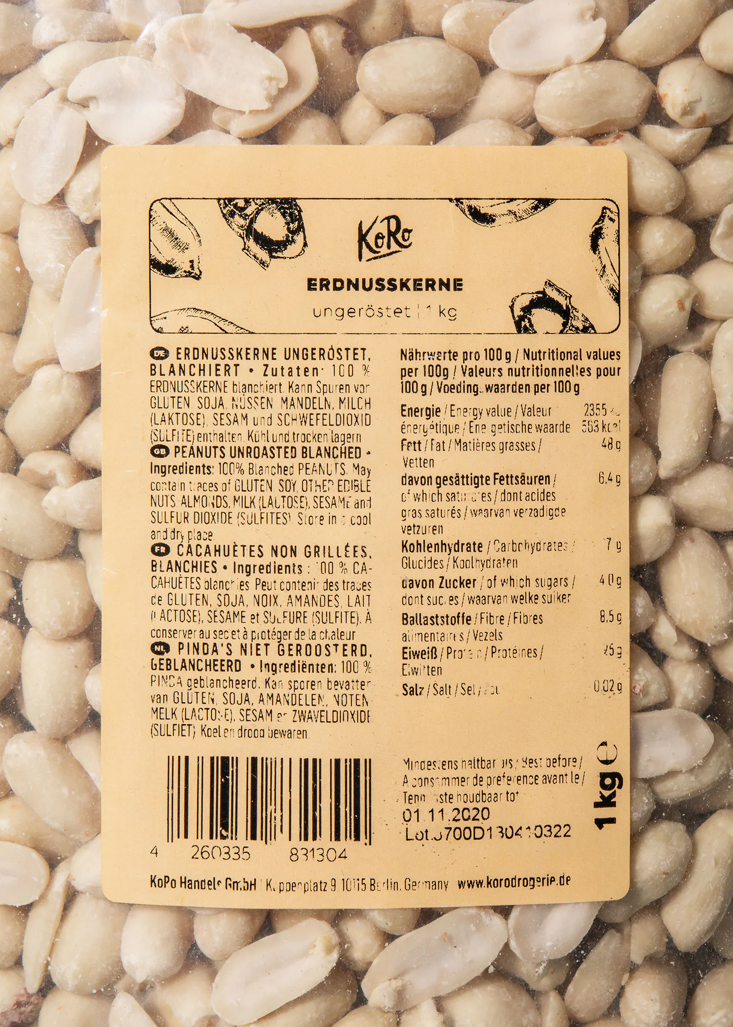 ein Etikett für Erdnusskerne zeigt die Nährwerte pro 100g