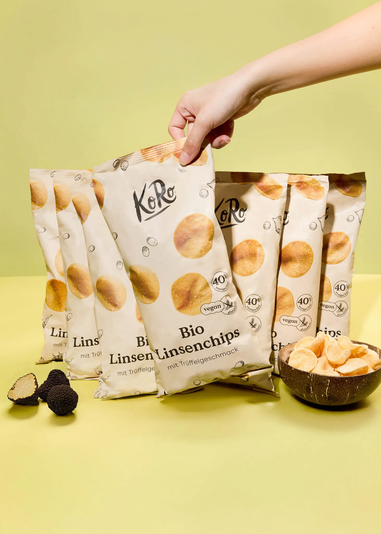 eine Person hält eine Tüte Linsenchips in der Hand