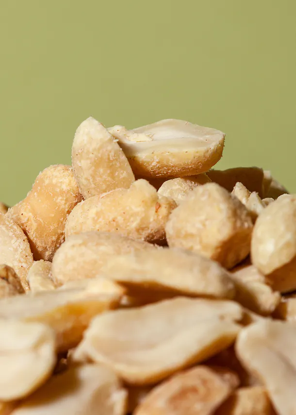 un tas de cacahuètes séchées sur fond vert