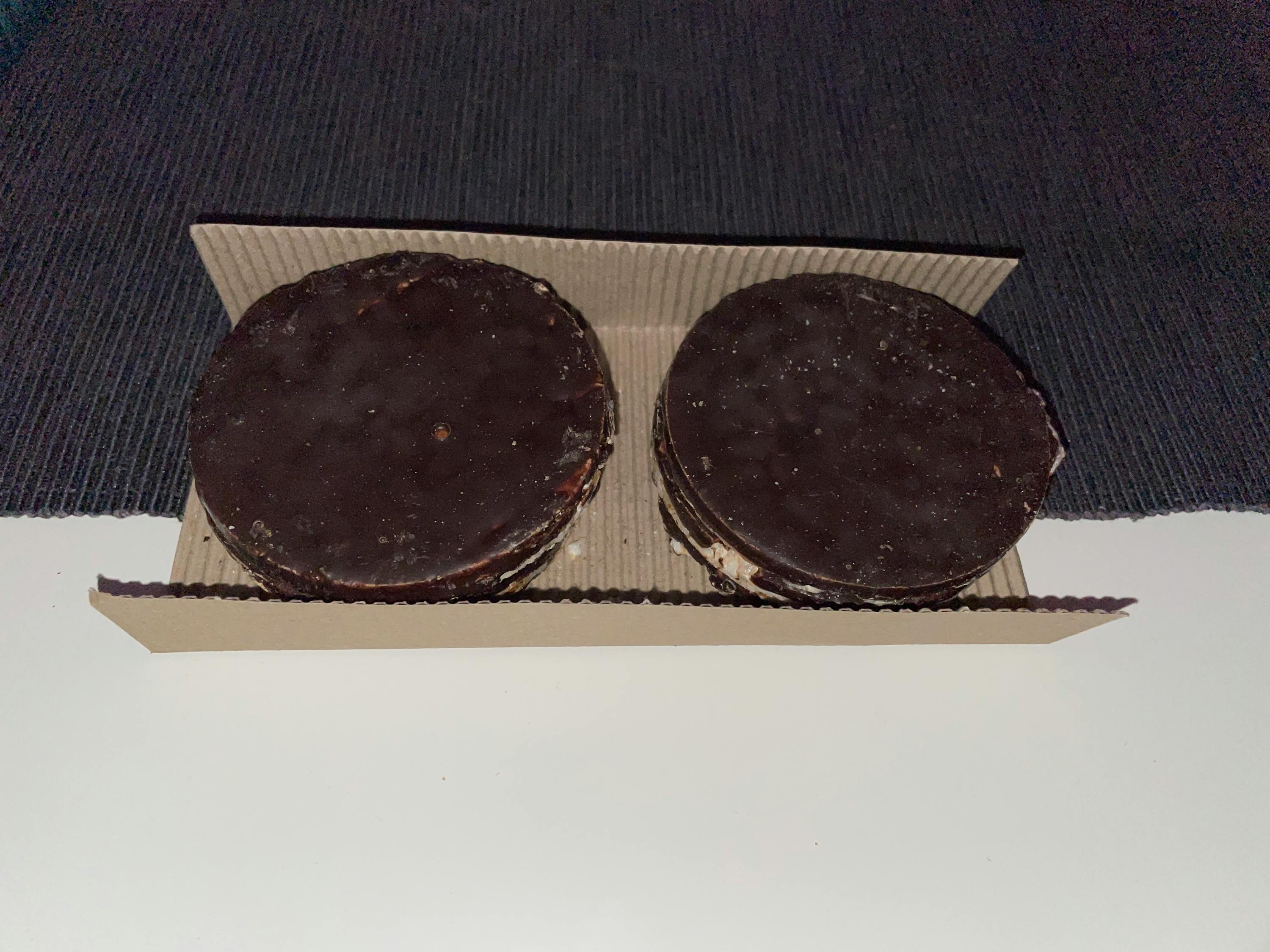 due biscotti al cioccolato in una scatola di cartone